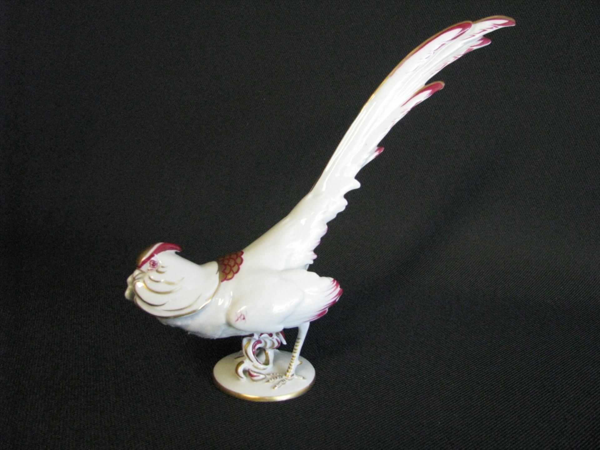 Paradiesvogel, Augarten Wien, Weißporzellan mit feiner, polychromer Bemalung und Golddekor, h 15 cm,