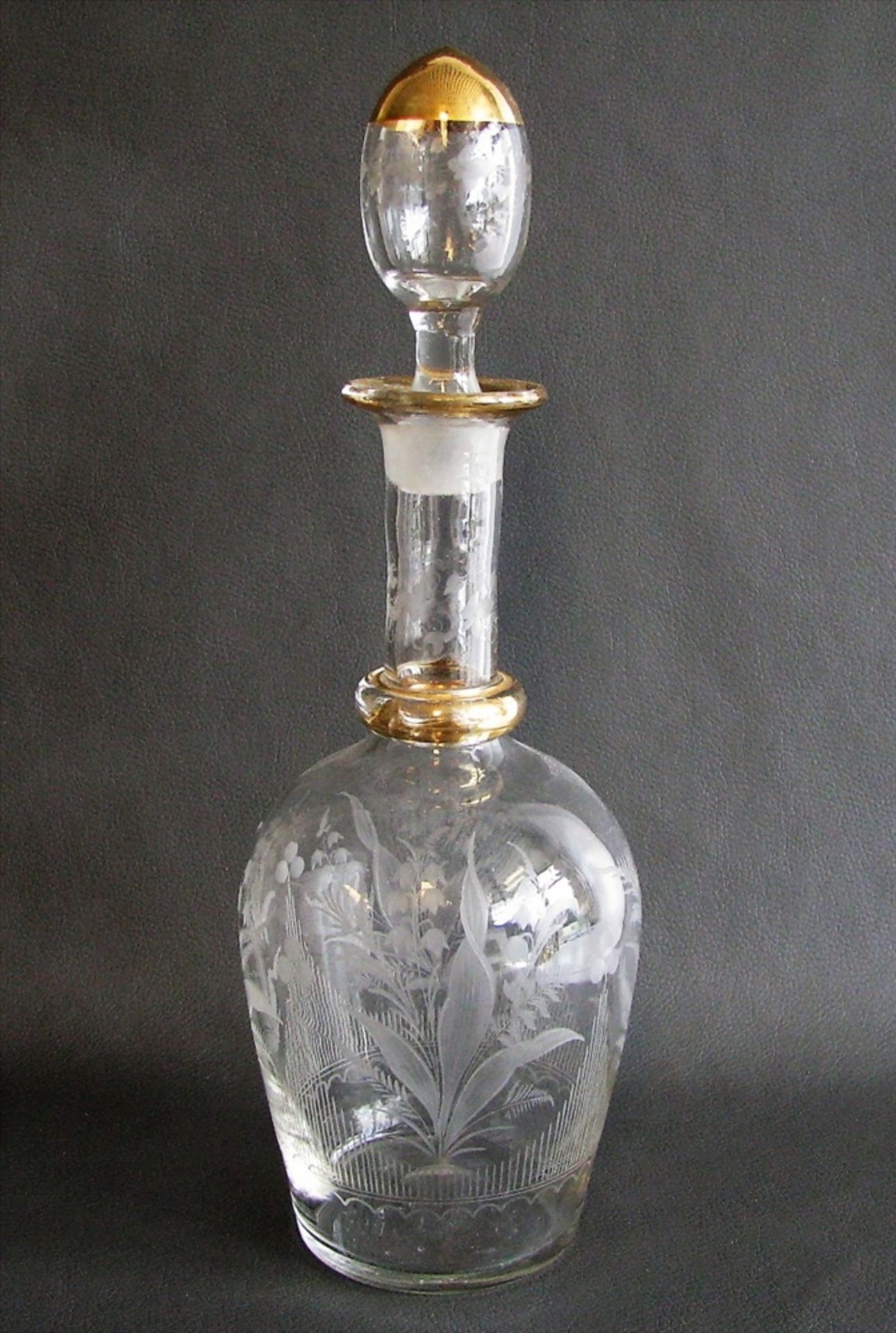 Karaffe, um 1900, farbloses Glas fein beschliffen, h 30 cm, d 10 cm.- - -19.00 % buyer's premium