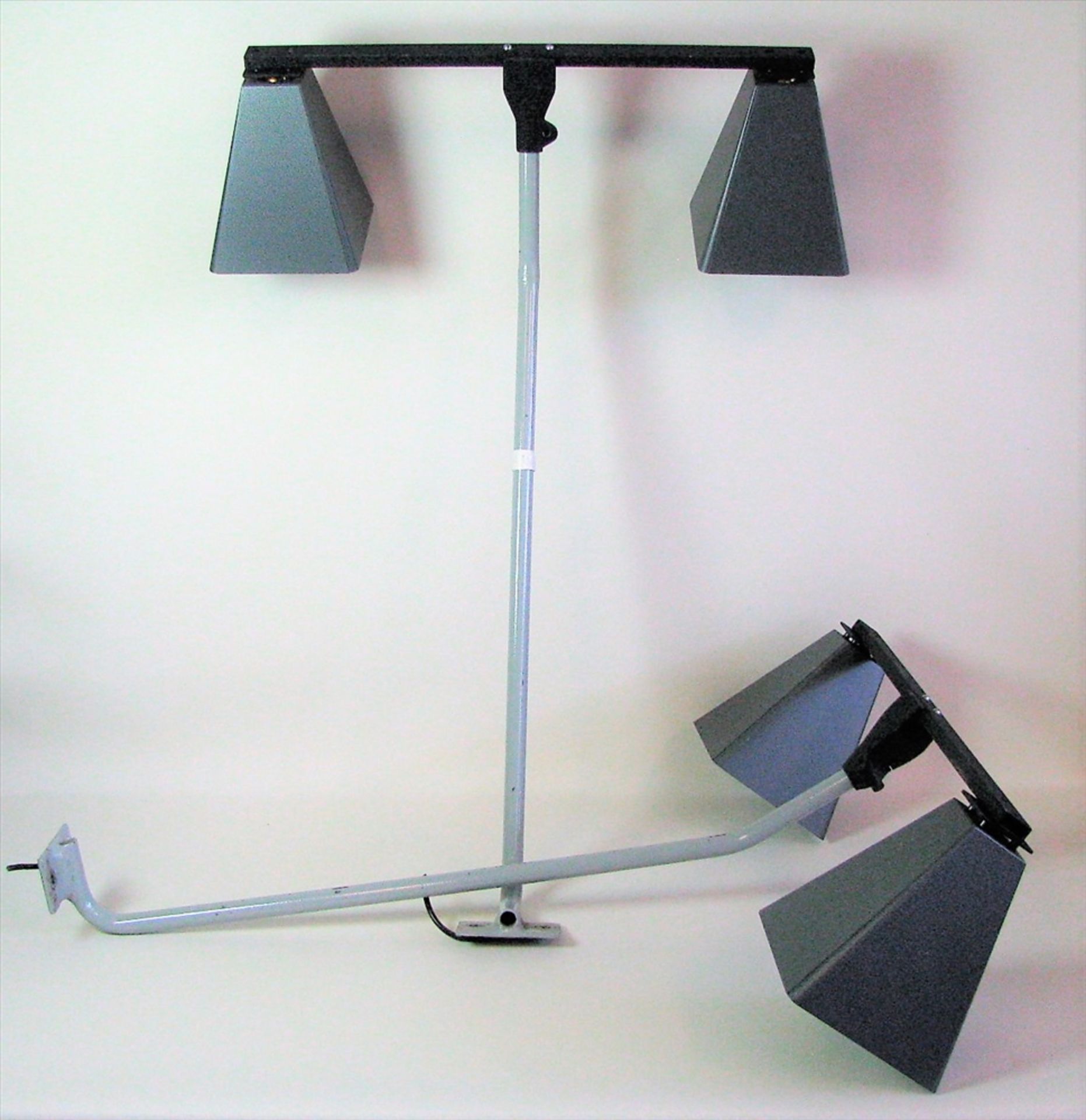 2 Designer Lampen (Arbeitslampen), Anfang/Mitte 20. Jahrhundert, Eisen und Blech, l 91 cm, b 69 cm.-