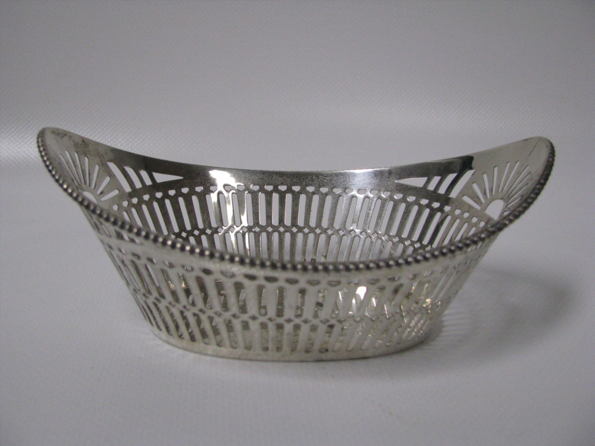 Bonbonschälchen, 835er Silber, gepunzt, 65 g, durchbrochen gearbeitet, 6 x 14 x 9,5 cm.- - -19.