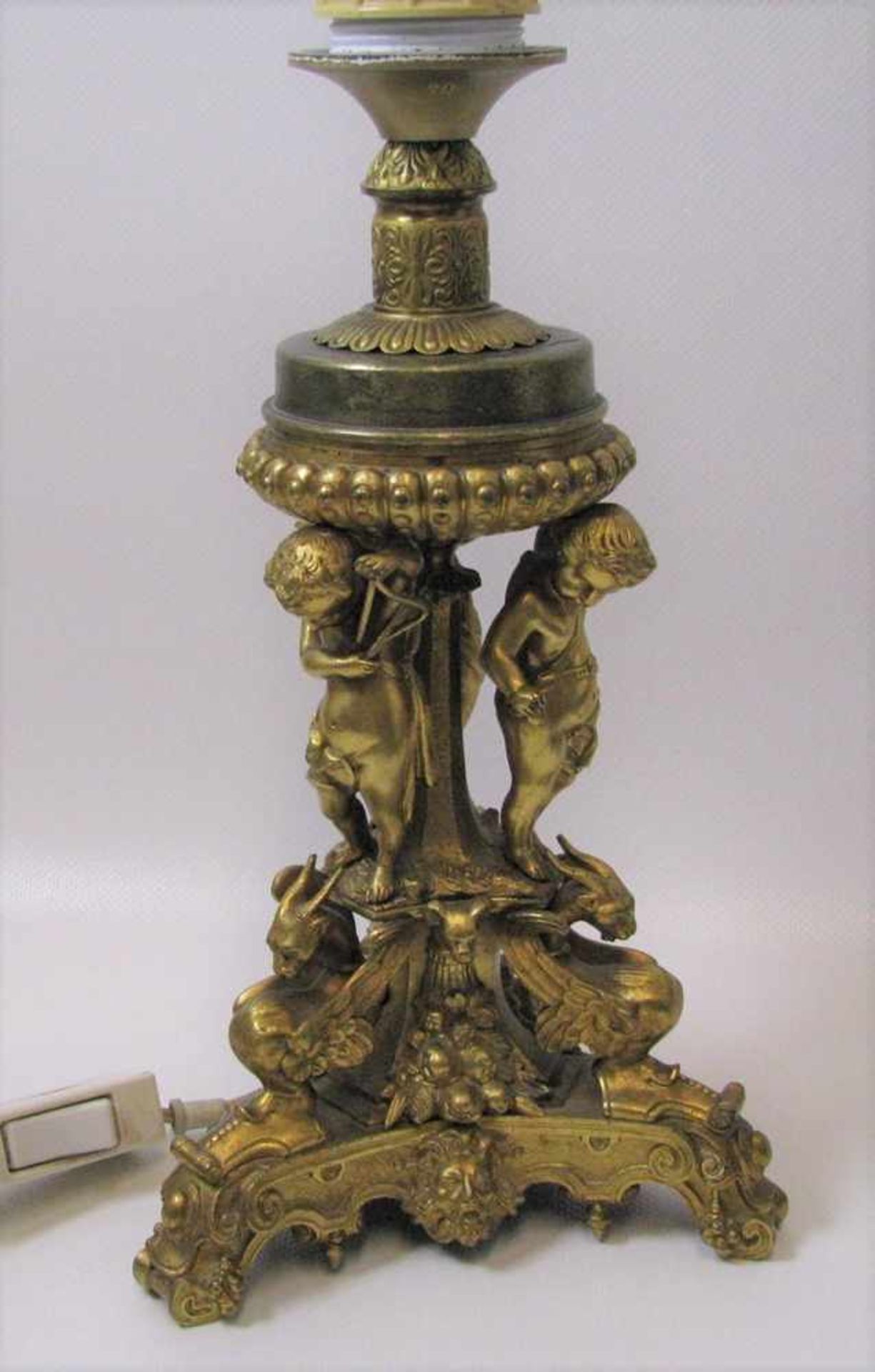 Lampenfuß mit drei musizierenden Putten, Frankreich, 19. Jahrhundert, Bronze mit teilweiser