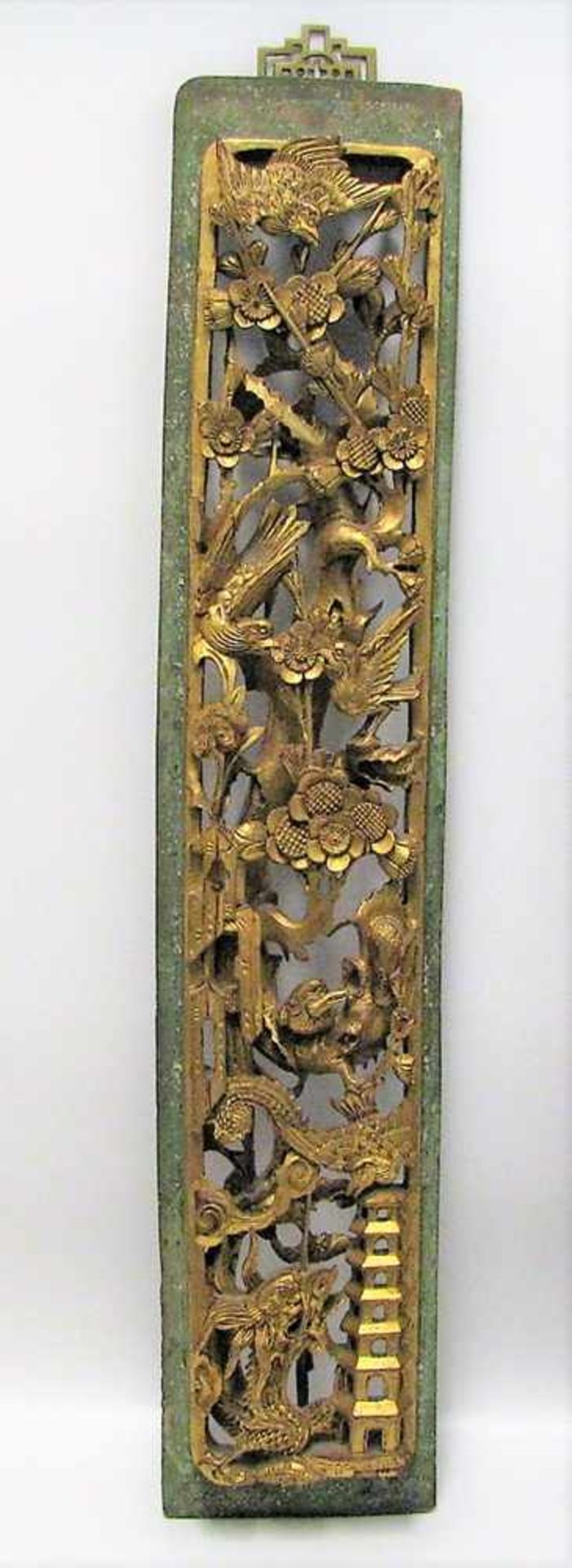 Schnitzerei, China, 19. Jahrhundert, Edelholz fein beschnitzt mit Darstellungen von Drachen,