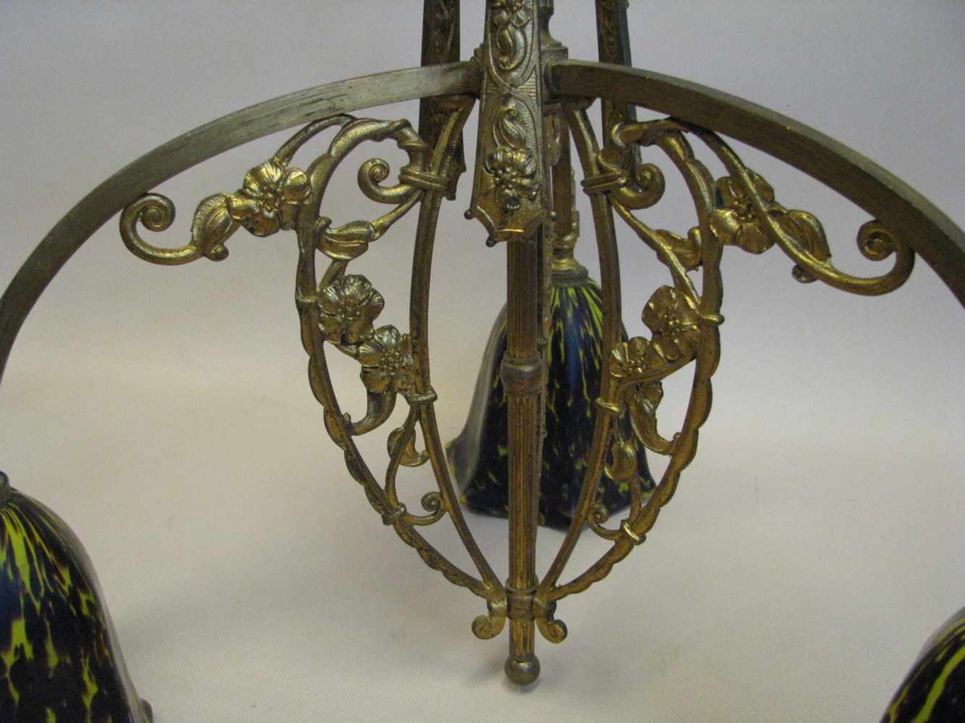 Hängelampe, Jugendstil, um 1900, Bronze vergoldet, 3 farbige Glasschirme, h 45 cm, d 47 cm.- - -19. - Image 2 of 2