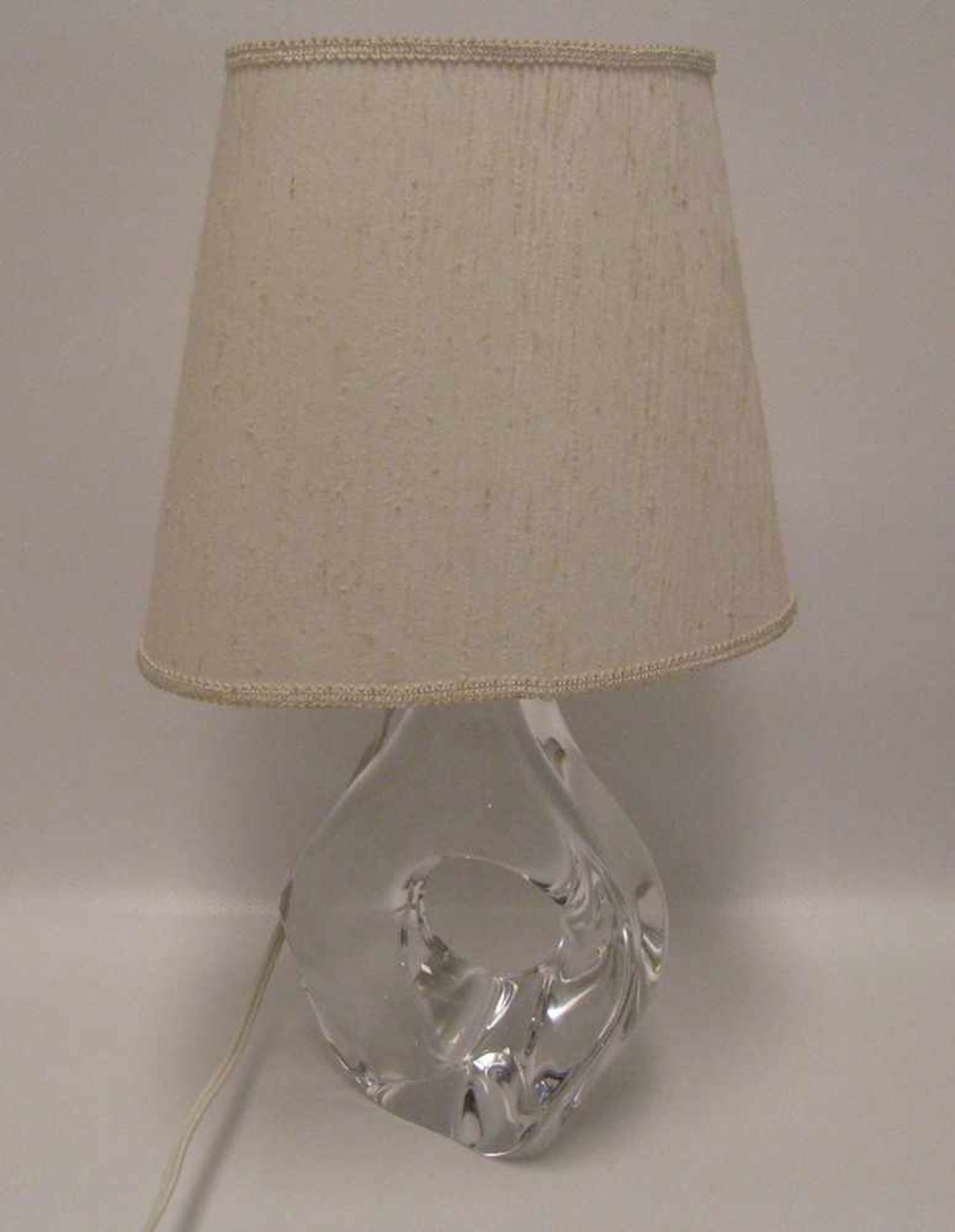 Tischlampe, 1960er Jahre, sign. "Daum France", farbloses Glas, h 21 cm, d 16,5 cm.- - -19.00 %
