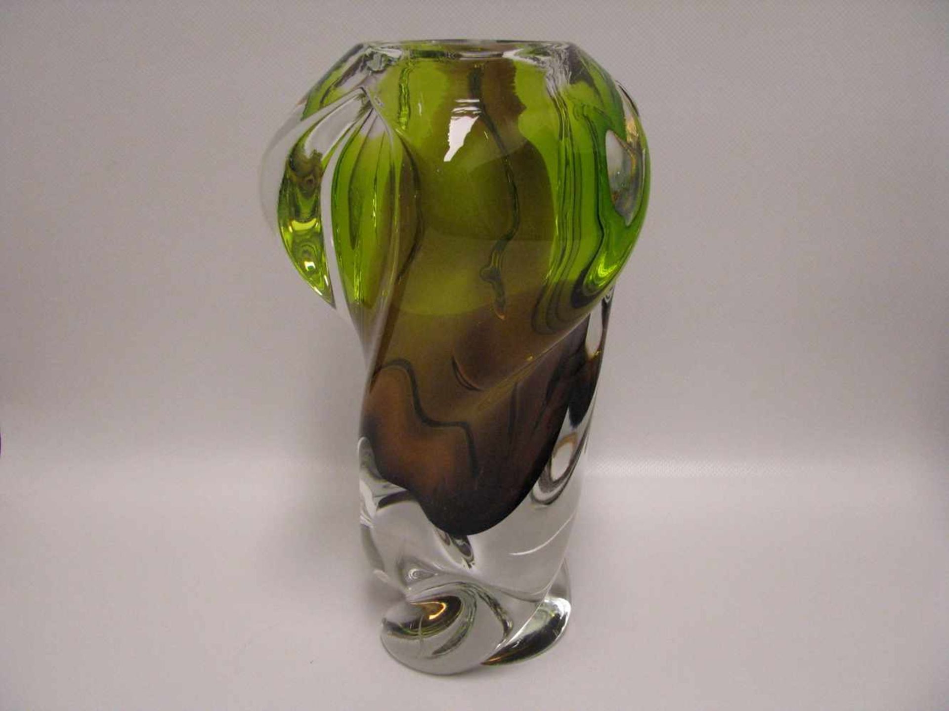 Vase, Böhmen, Beranek Skrdlovice, Josef Hospodka, grün-bräunlich eingefärbtes Kristallglas, h 25,5