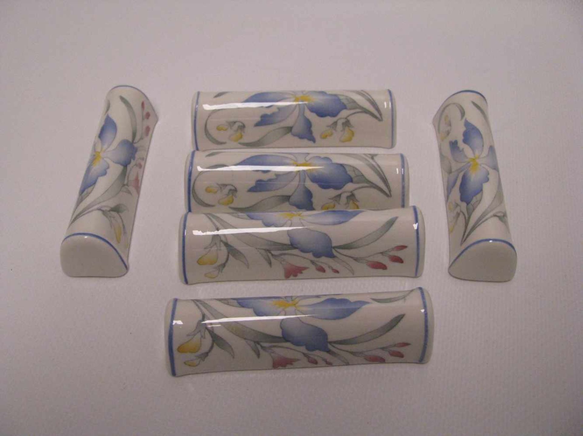6 Messerbänkchen, Villeroy & Boch, Weißporzellan mit polychromem Blütendekor, gem., 2,2 x 8,5 cm.- -