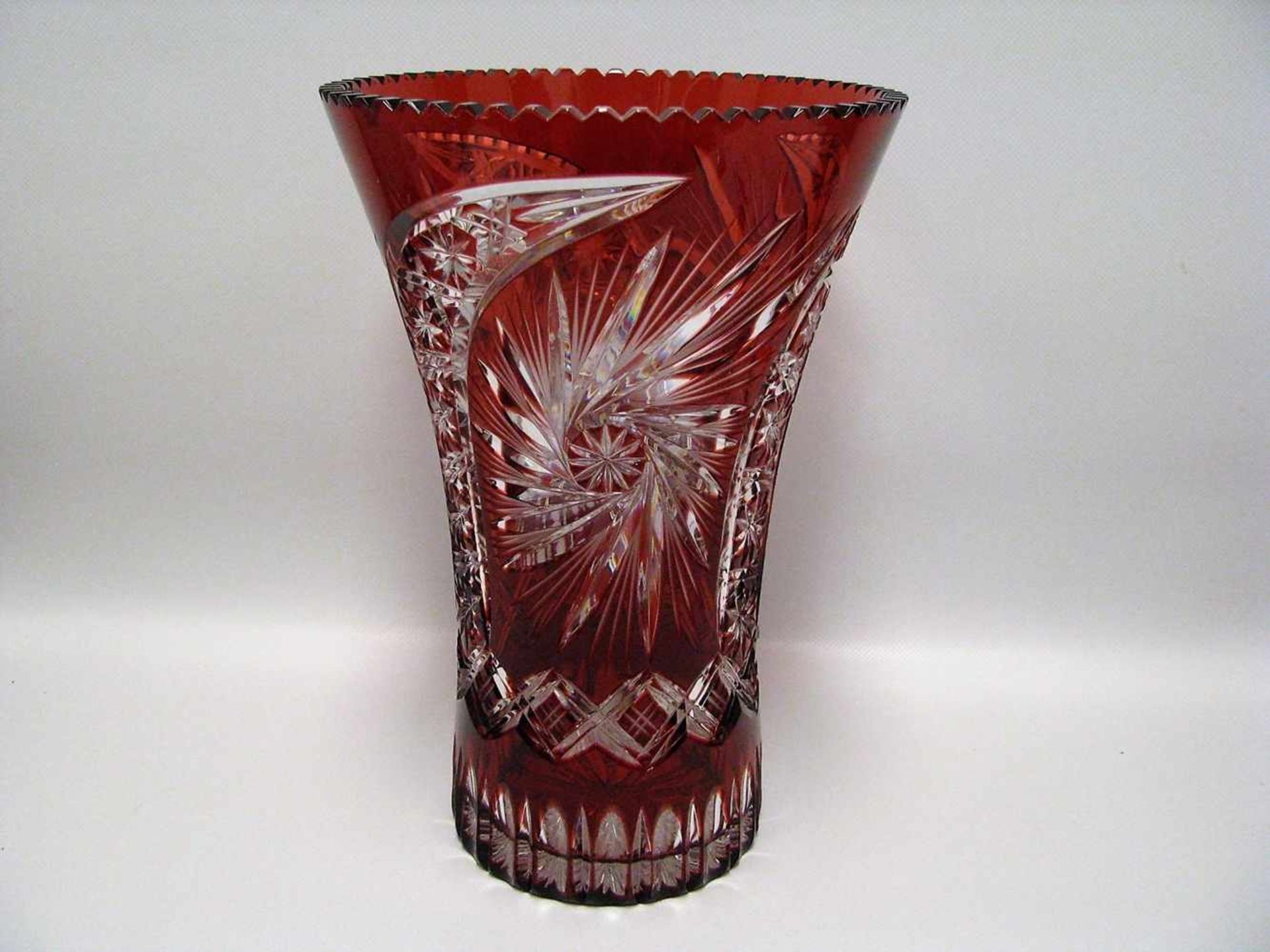 Große Vase, Bleikristall reich beschliffen, rubinroter Überfang, h 30 cm, d 21 cm.- - -19.00 %