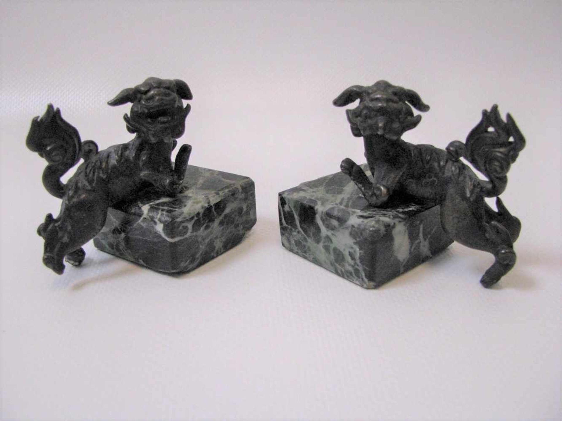 2 Löwen, China, antik, Bronze, 5 x 5,5 x 2,5 cm.- - -19.00 % buyer's premium on the hammer price19.