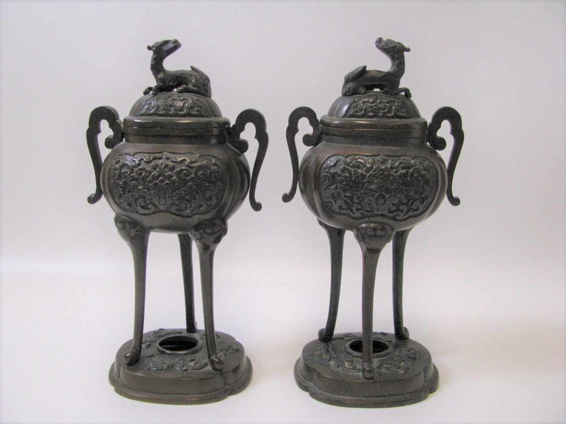 2 Räuchergefäße, sog. Koros, Japan, um 1900, Bronze reich verziert, Deckel mit aufgesetzten Fo-