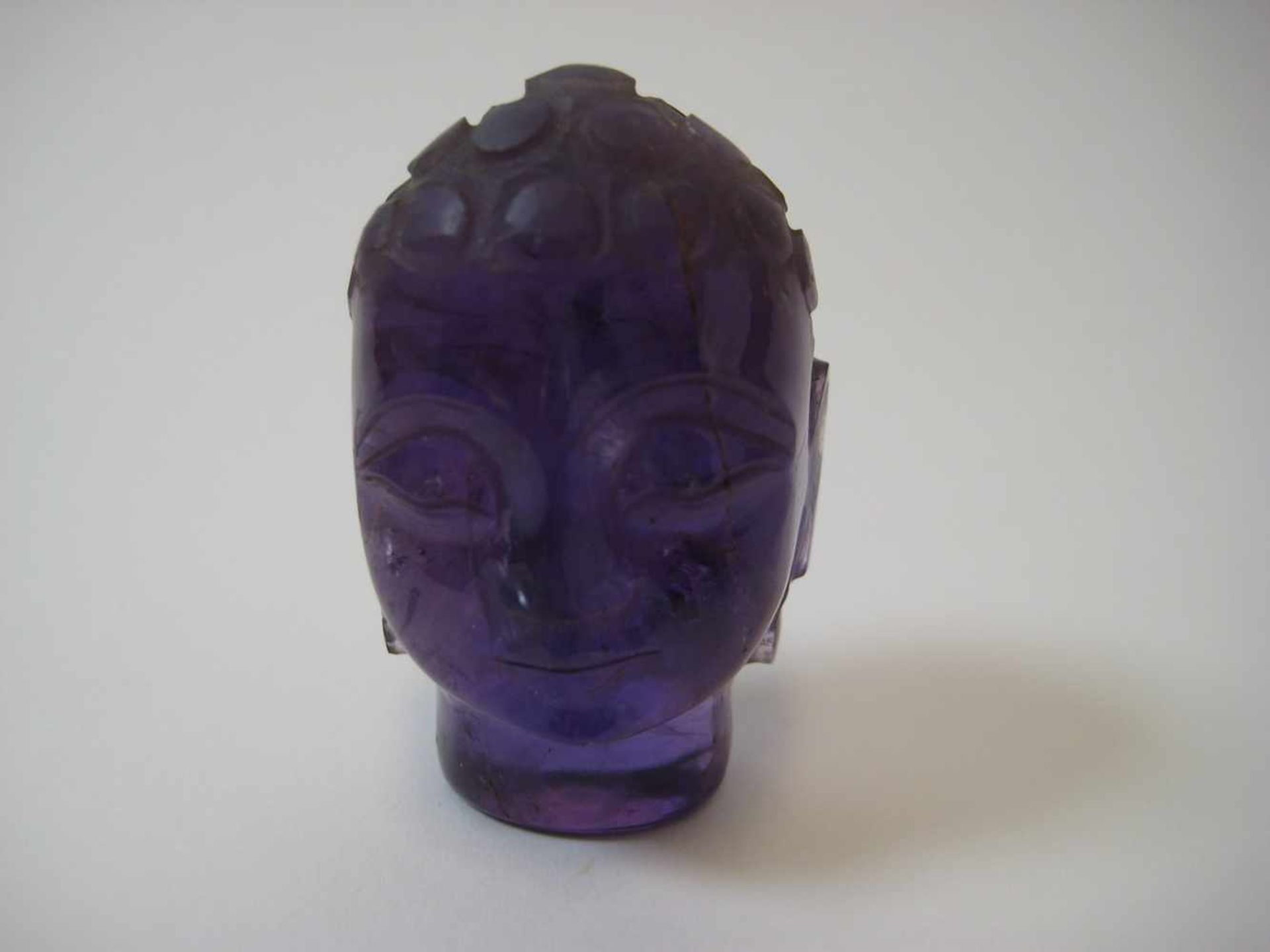 Kopf eines Buddhas, China, Amethyst beschnitzt, 5,5 x 3 x 3 cm.- - -19.00 % buyer's premium on the