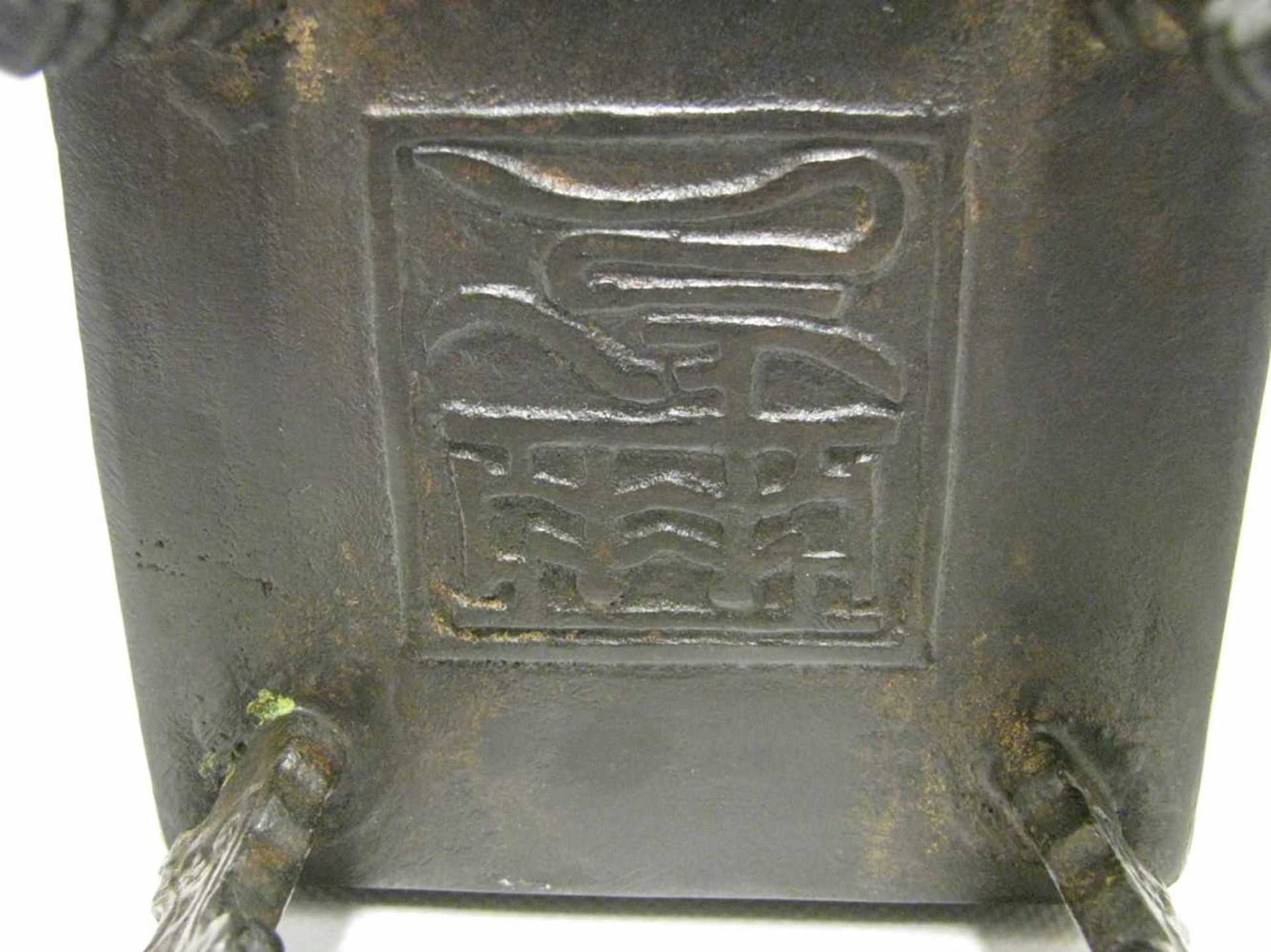 Gefäß, China, Bronze reich verziert, Bodensign., Edelholzsockel und -deckel, 22 x 14 x 14 cm.- - - - Image 4 of 5