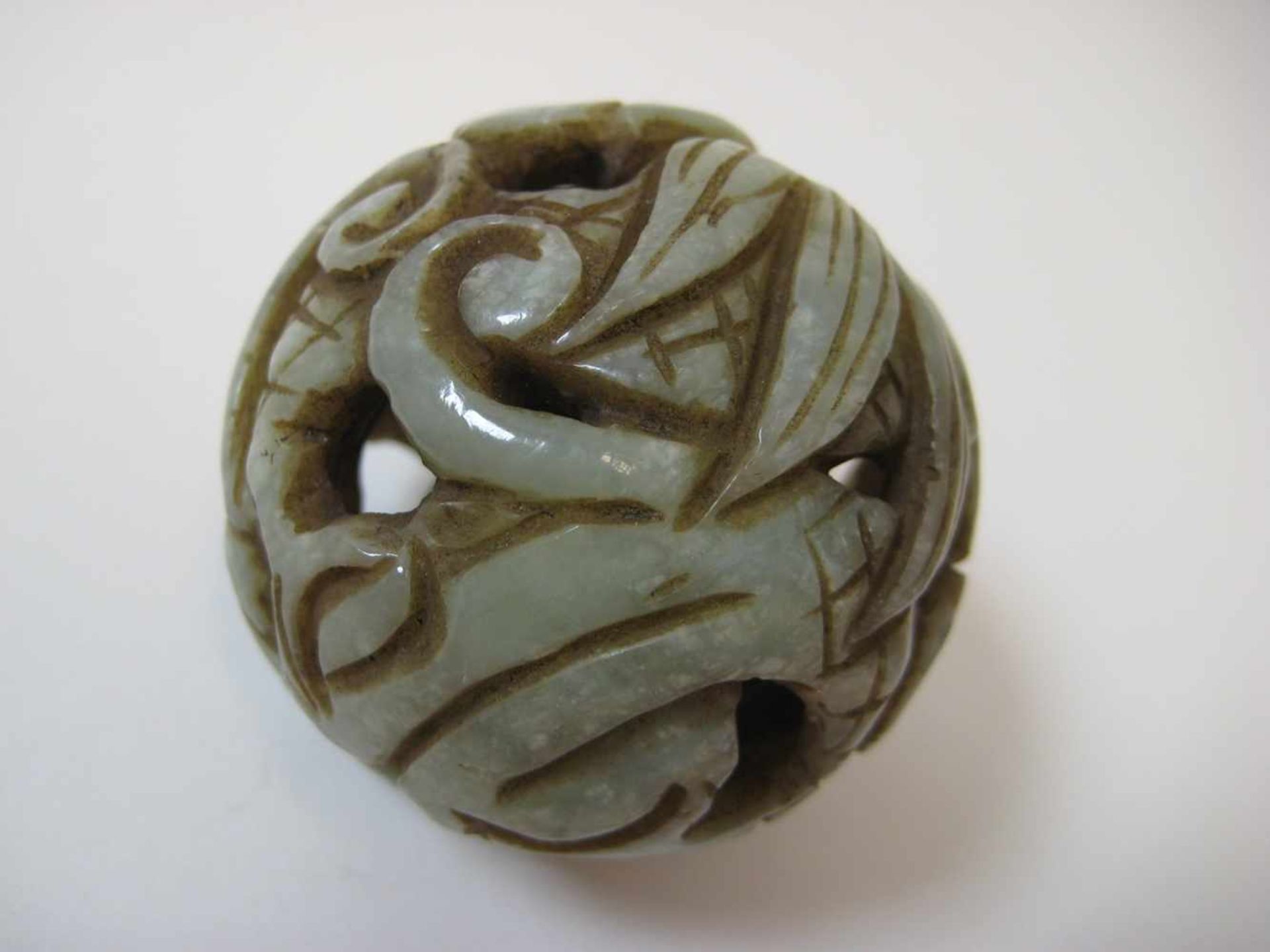 Anhänger mit Innenkugel, China, grünliche Jade beschnitzt, d 5 cm.- - -19.00 % buyer's premium on - Image 2 of 2