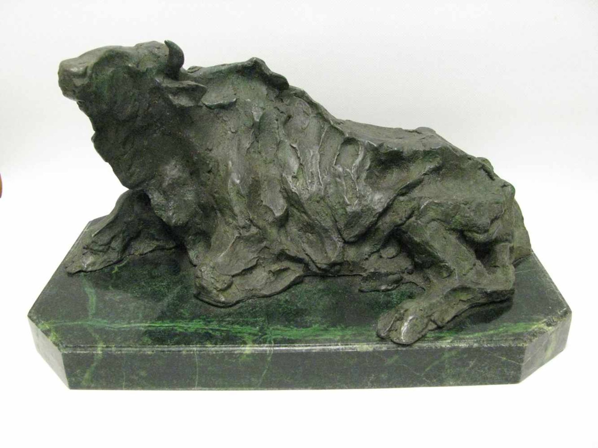 Unles.sign., Liegender Stier, Bronze patiniert, grünlicher Marmorsockel, 26 x 45 x 26 cm.- - -19.