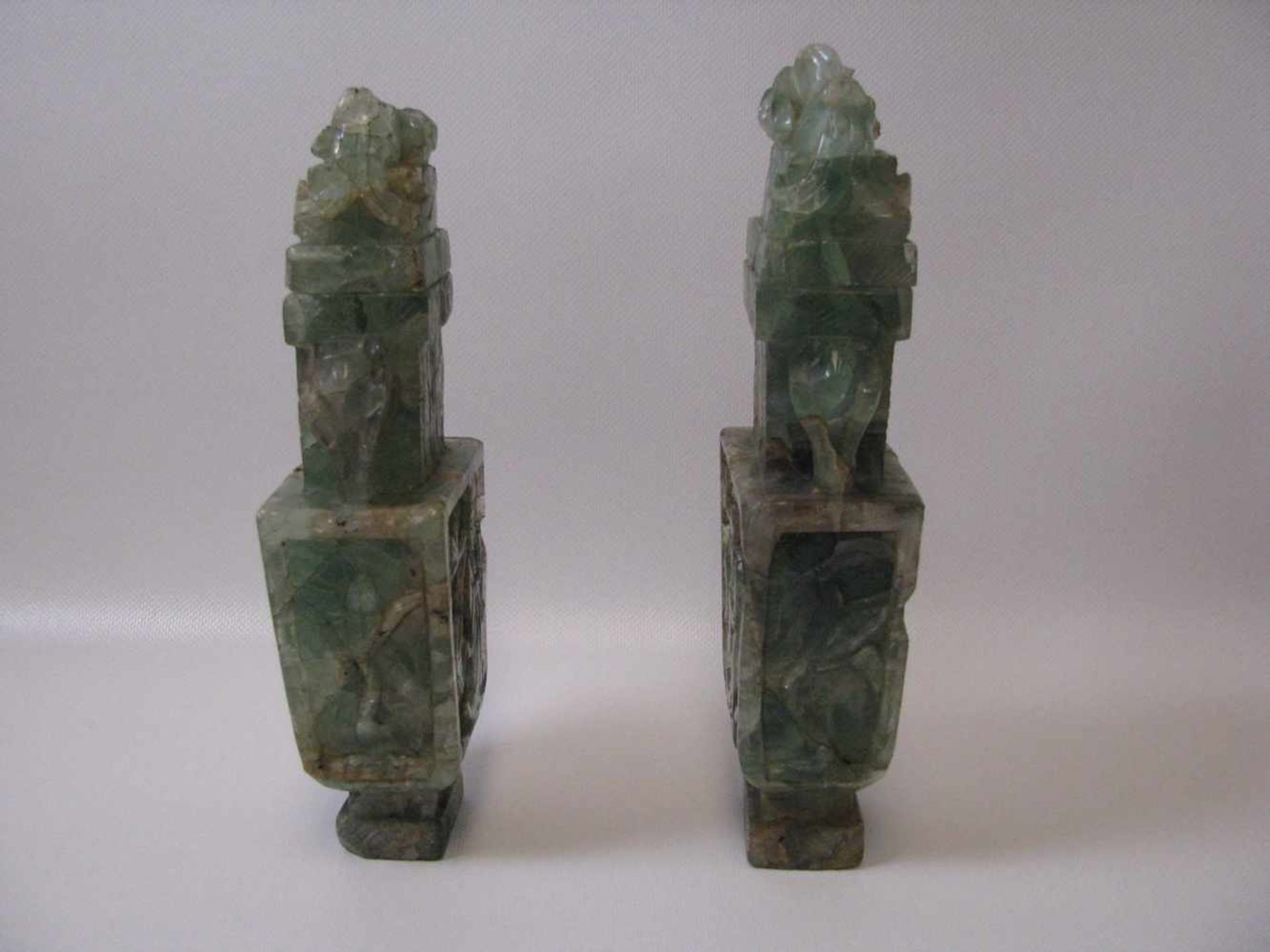 2 antike Deckel-/Altarvasen, China, Fluorit fein beschnitzt, Griffe in Form von Elefantenköpfen, 3 - Bild 2 aus 4