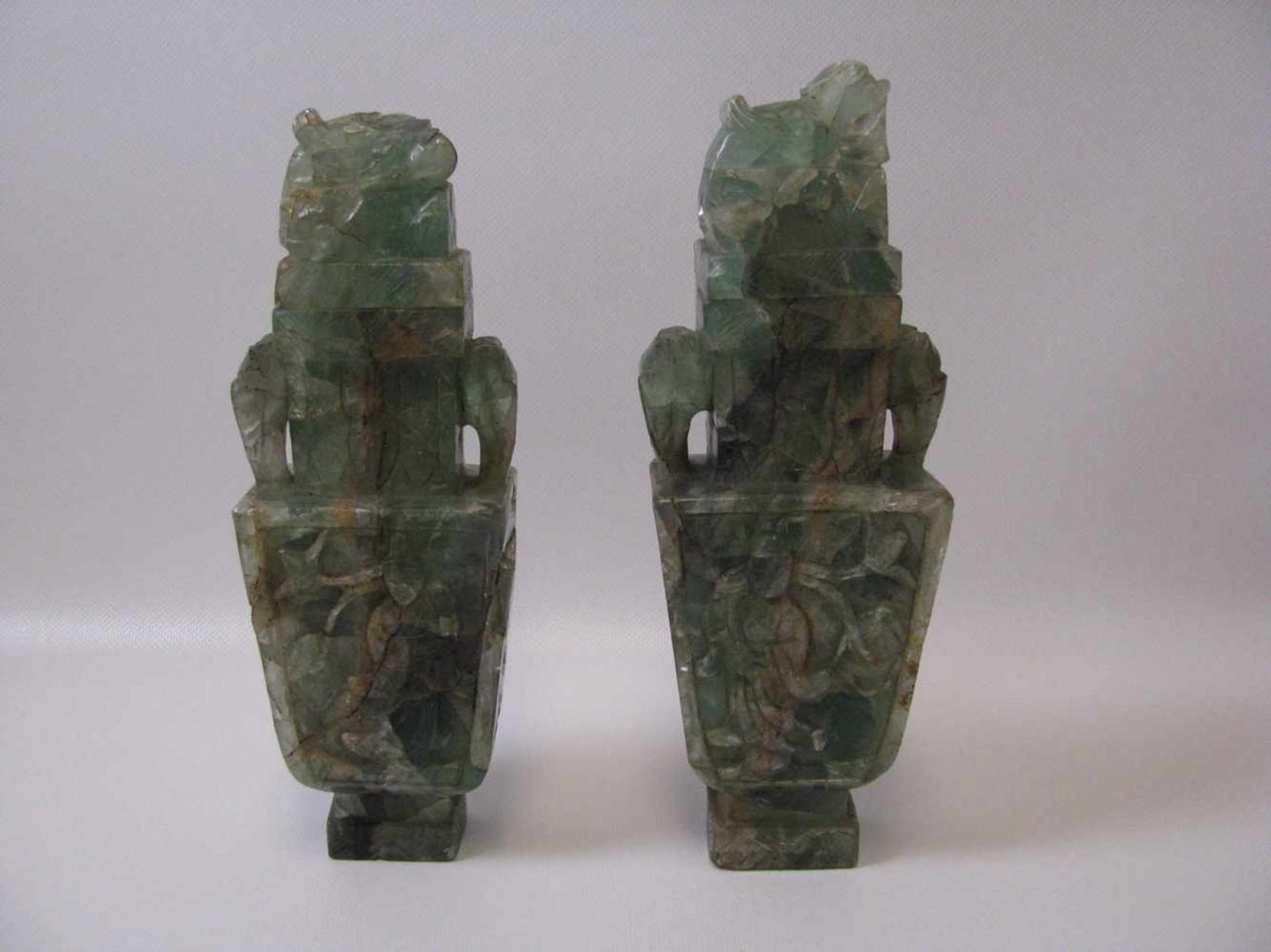 2 antike Deckel-/Altarvasen, China, Fluorit fein beschnitzt, Griffe in Form von Elefantenköpfen, 3 - Bild 3 aus 4