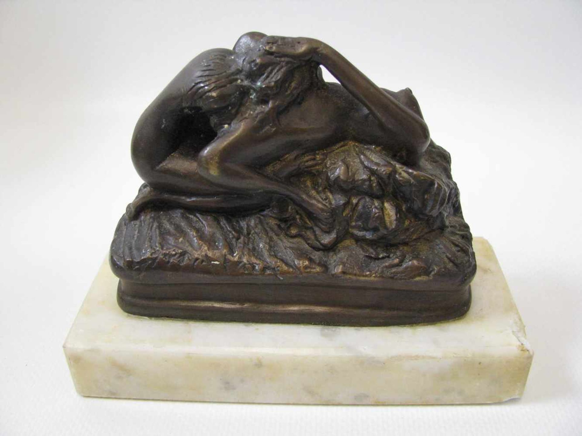 Erotische Bronze, Zwei Frauen, Bronze auf Marmorsockel (best.), 8 x 10,5 x 4,5 cm. - - -19.00 % - Bild 2 aus 2