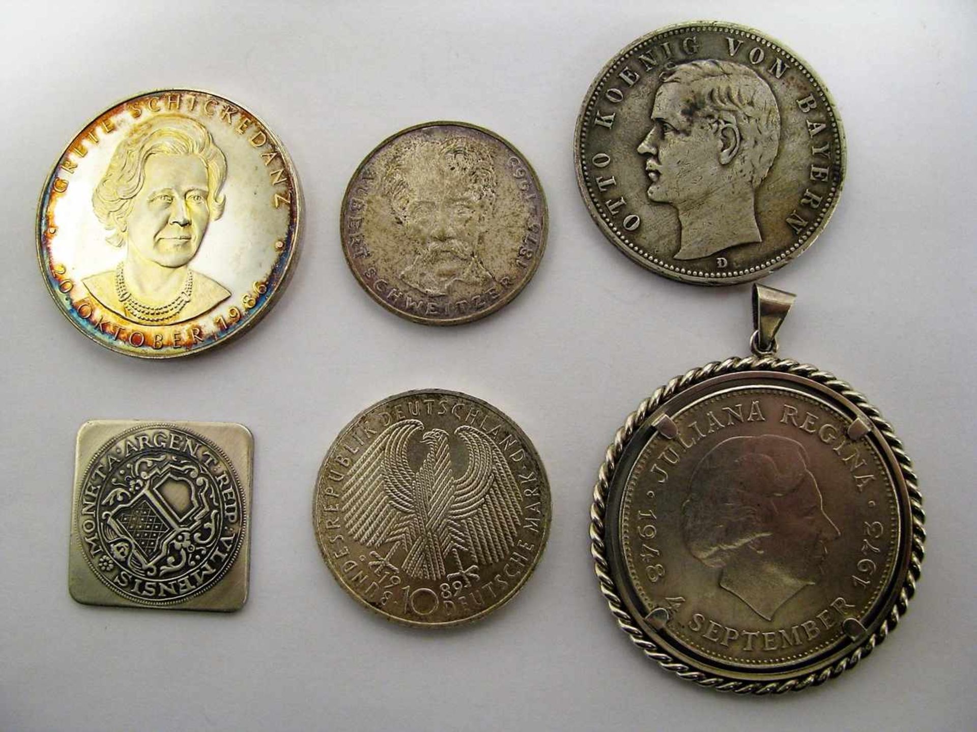 Konvolut von 6 Silbermünzen und Medaillen, Silber, 125 g.- - -19.00 % buyer's premium on the