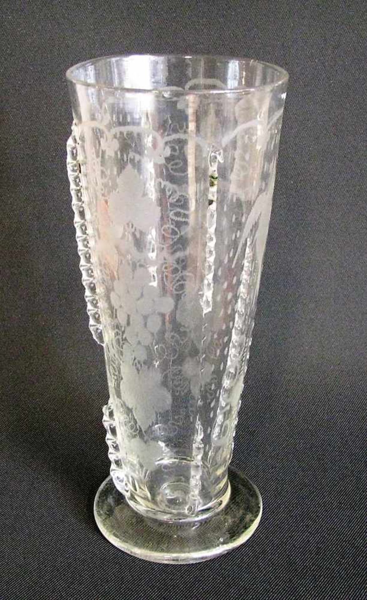 Großes Glas, um 1800, farbloses Glas mit Vogel- und Weinlaubschliff, gedrückte Außenwandverzierungen