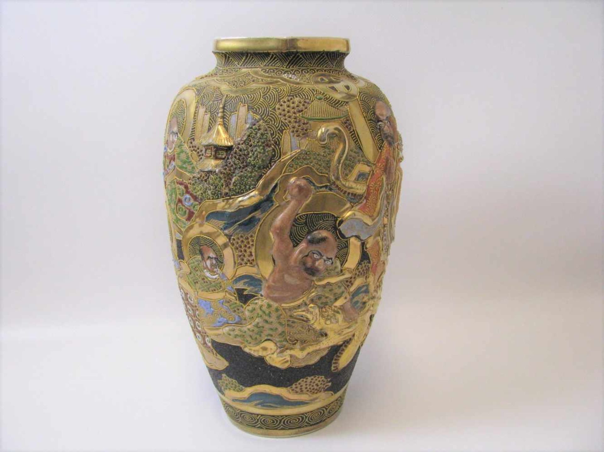 Vase, Japan, Satzuma, 1. Hälfte 20. Jahrhundert, Reliefporzellan mit polychromer und Goldbemalung, h