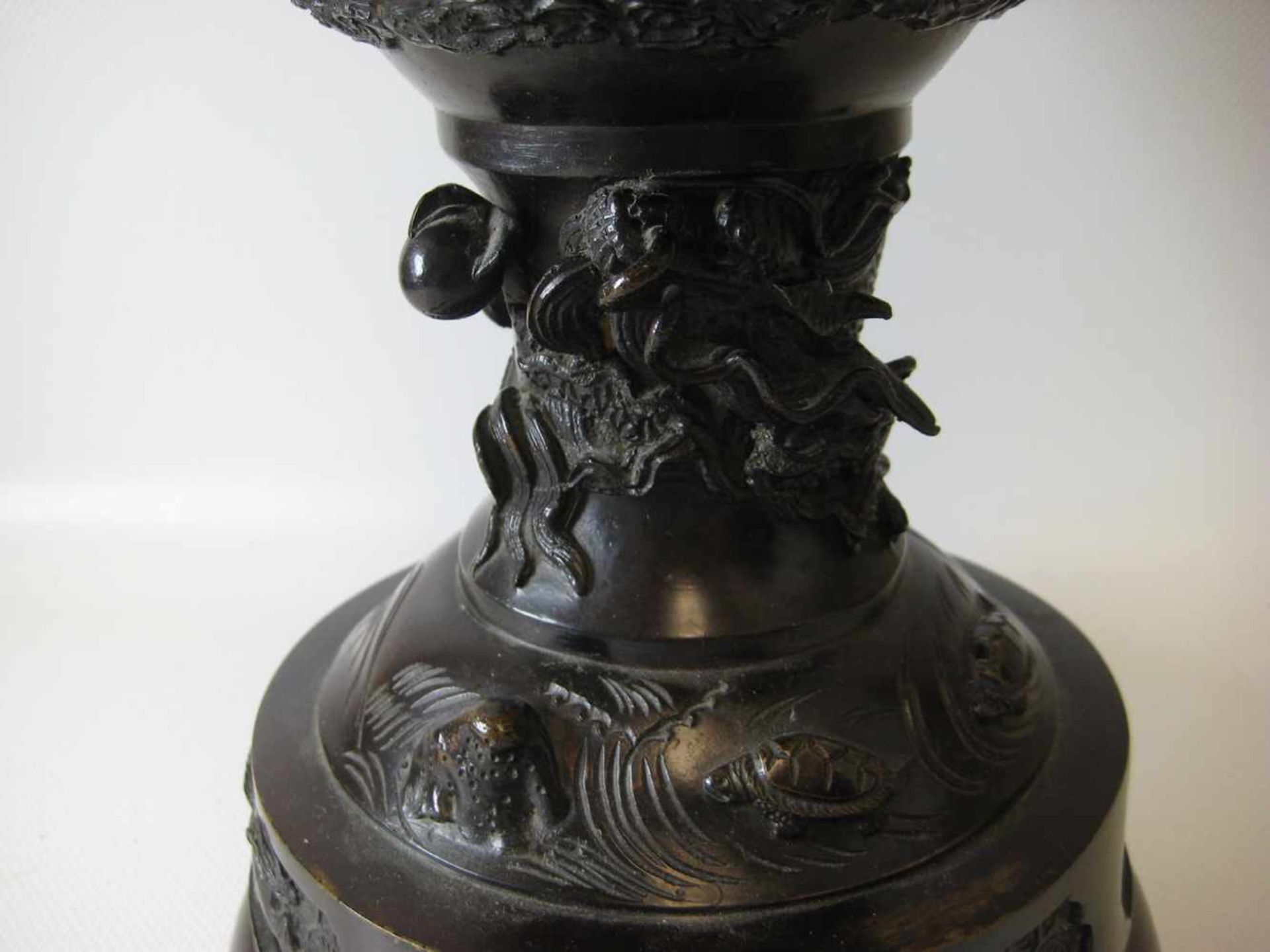 Lampe, China, um 1900, Bronze reich verziert, h 48 cm, d 24,5 cm.- - -19.00 % buyer's premium on the - Image 3 of 3