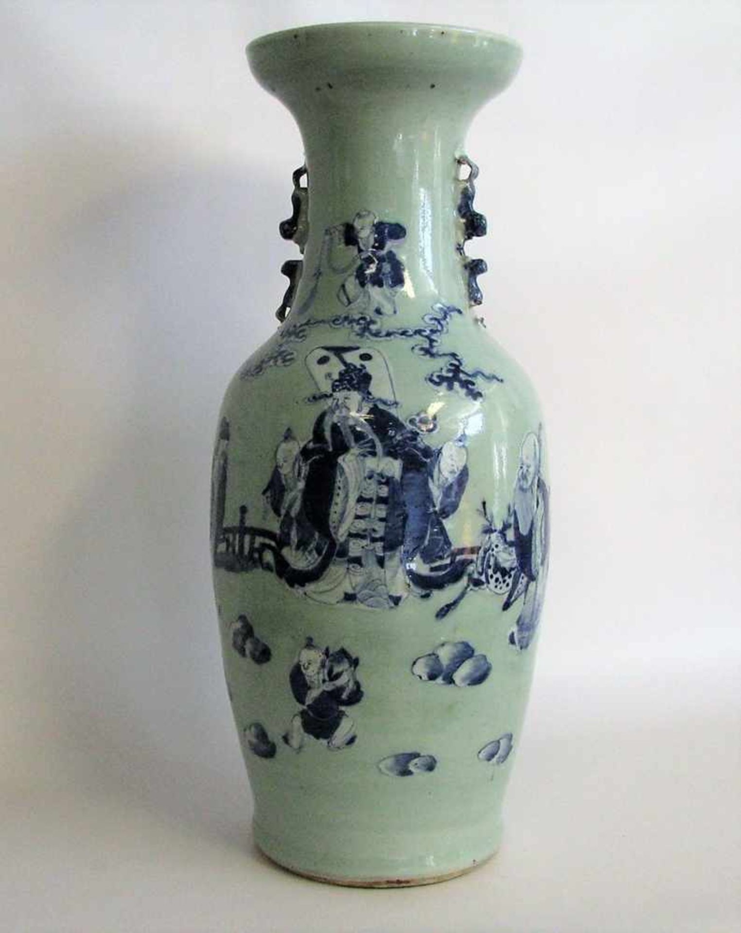 Vase, China, 19. Jahrhundert, Weißporzellan mit blauer Bemalung, h 61 cm, d 26 cm.- - -19.00 %