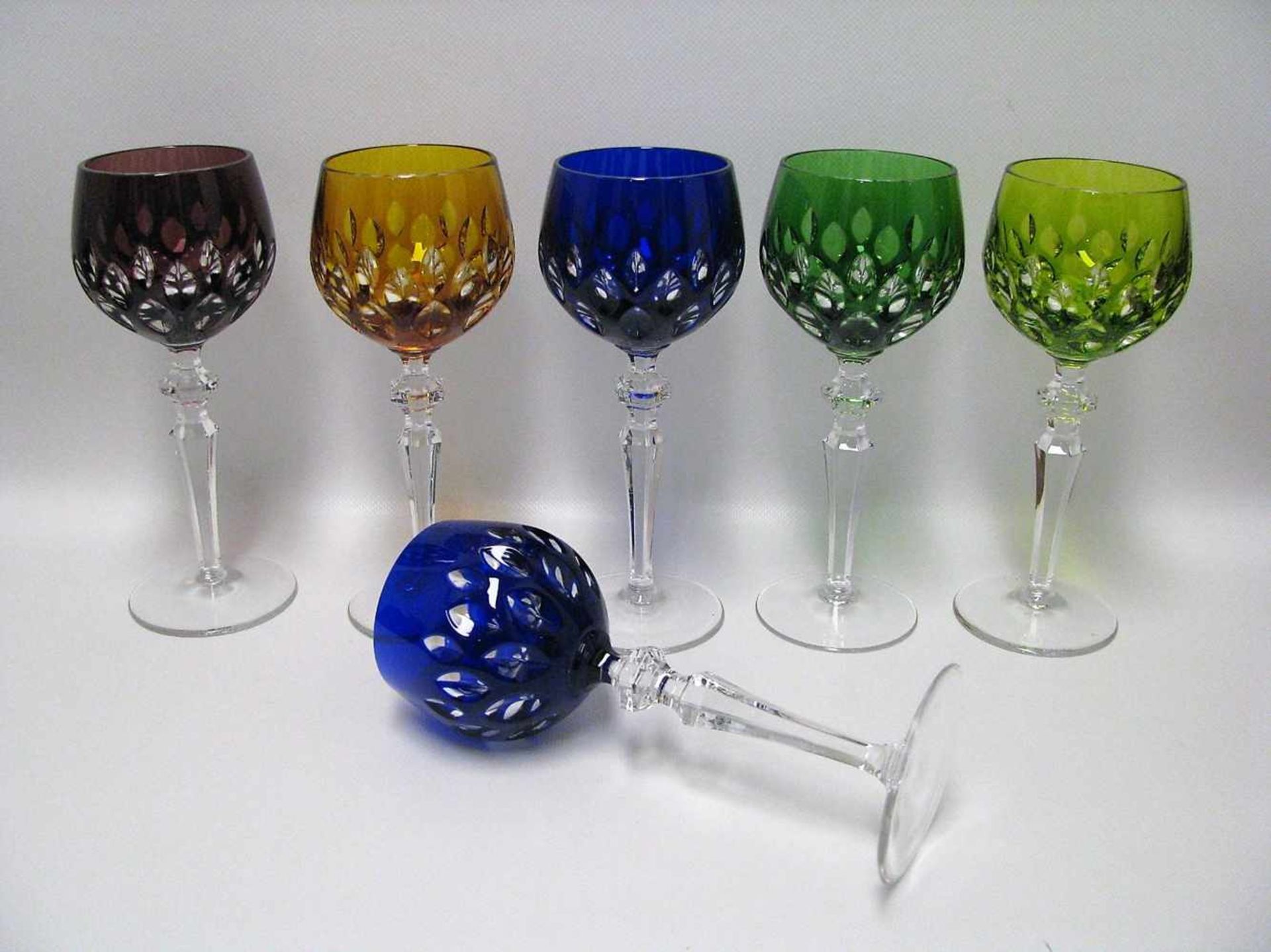 6 Weinrömer, Kristall mit farbigen Kuppas, beschliffen, h 21 cm, d 8,5 cm.- - -19.00 % buyer's