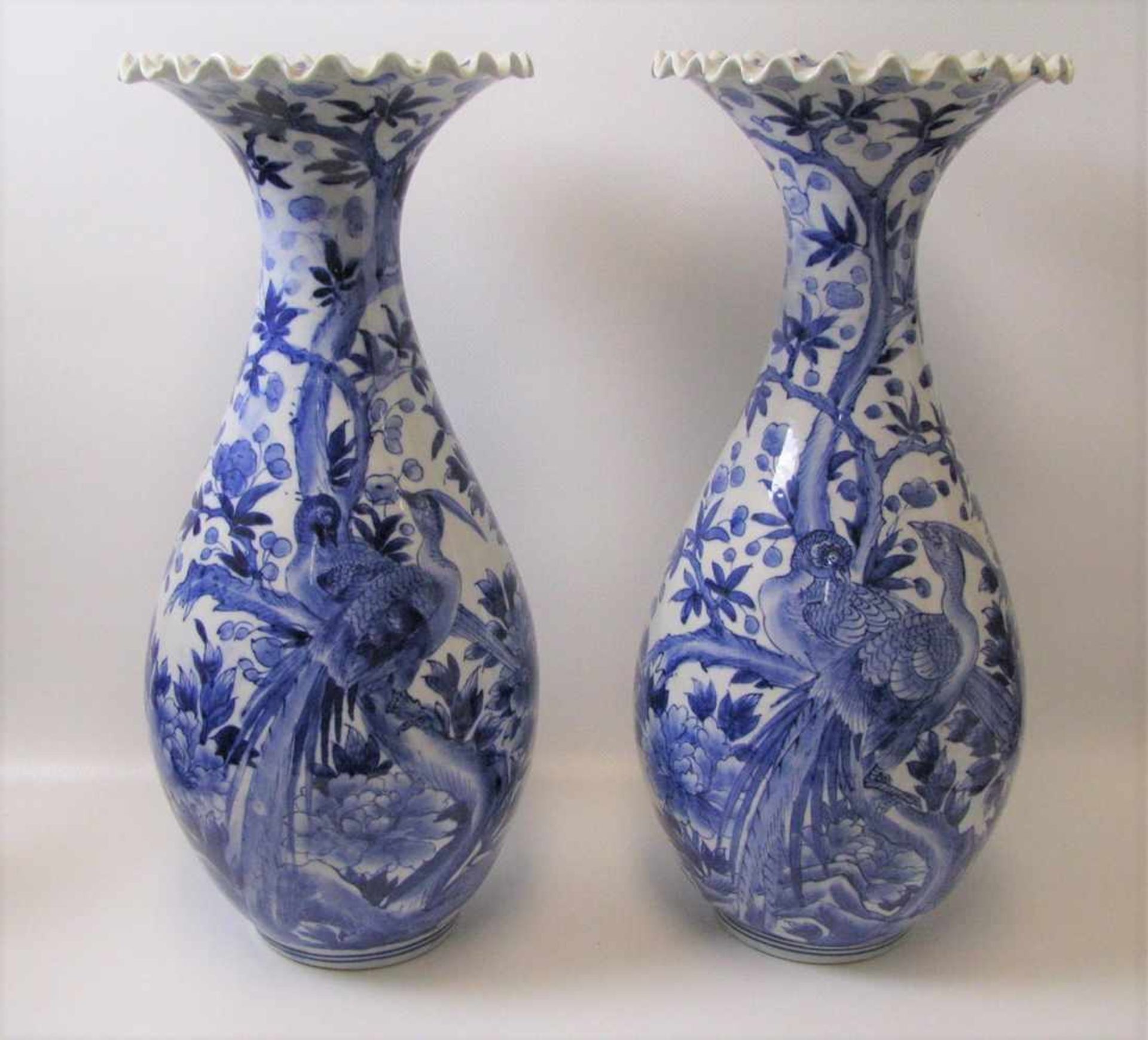 2 Vasen, Japan, Porzellan mit blauer Blüten- und Vogelmalerei, gewellter Rand, 6-Zeichen-Marke, h 40