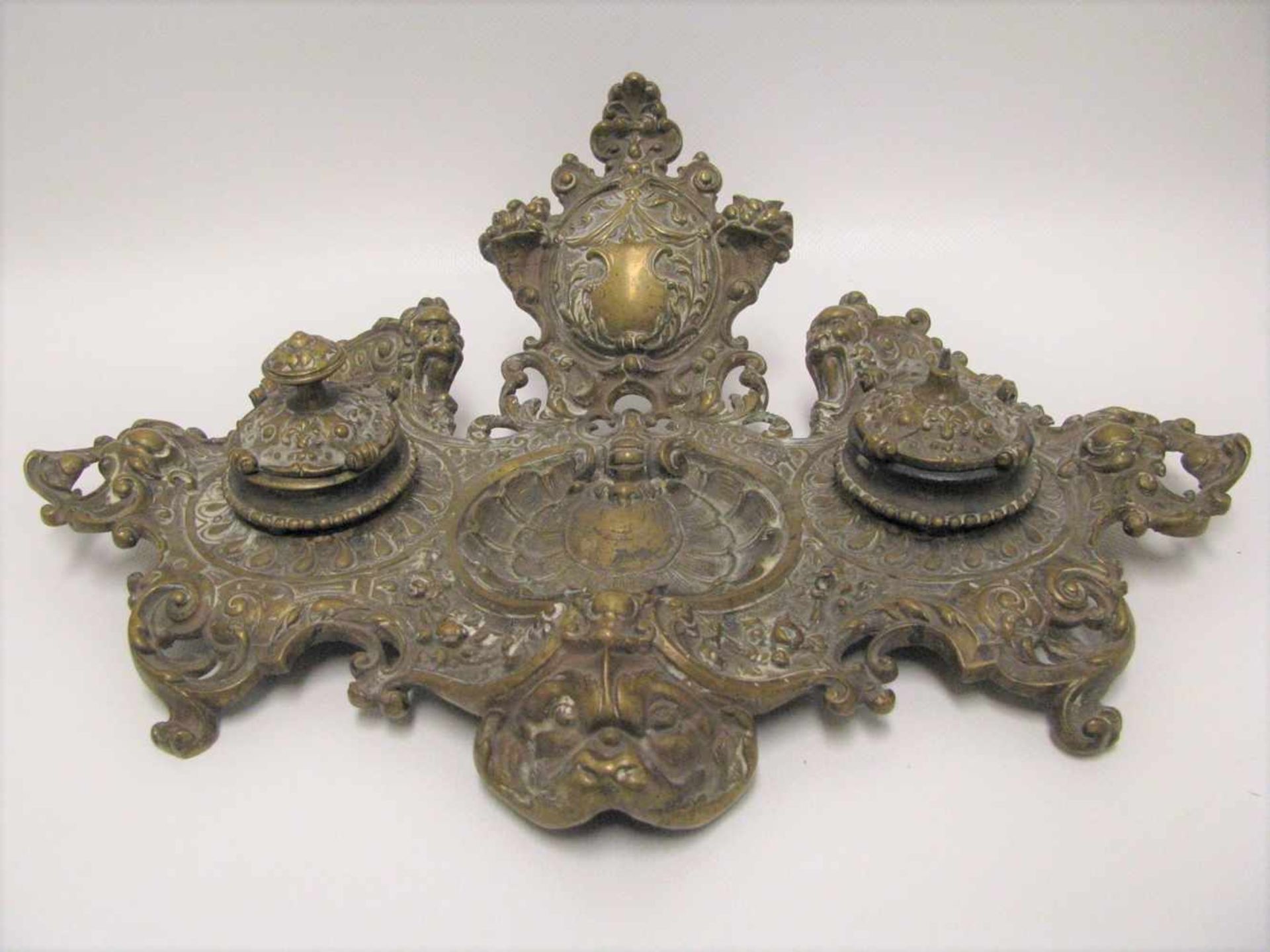 Tintengarnitur, Frankreich, um 1880, Bronze reich verziert, 1 Knöpfchen fehlt, 11 x 37 x 24