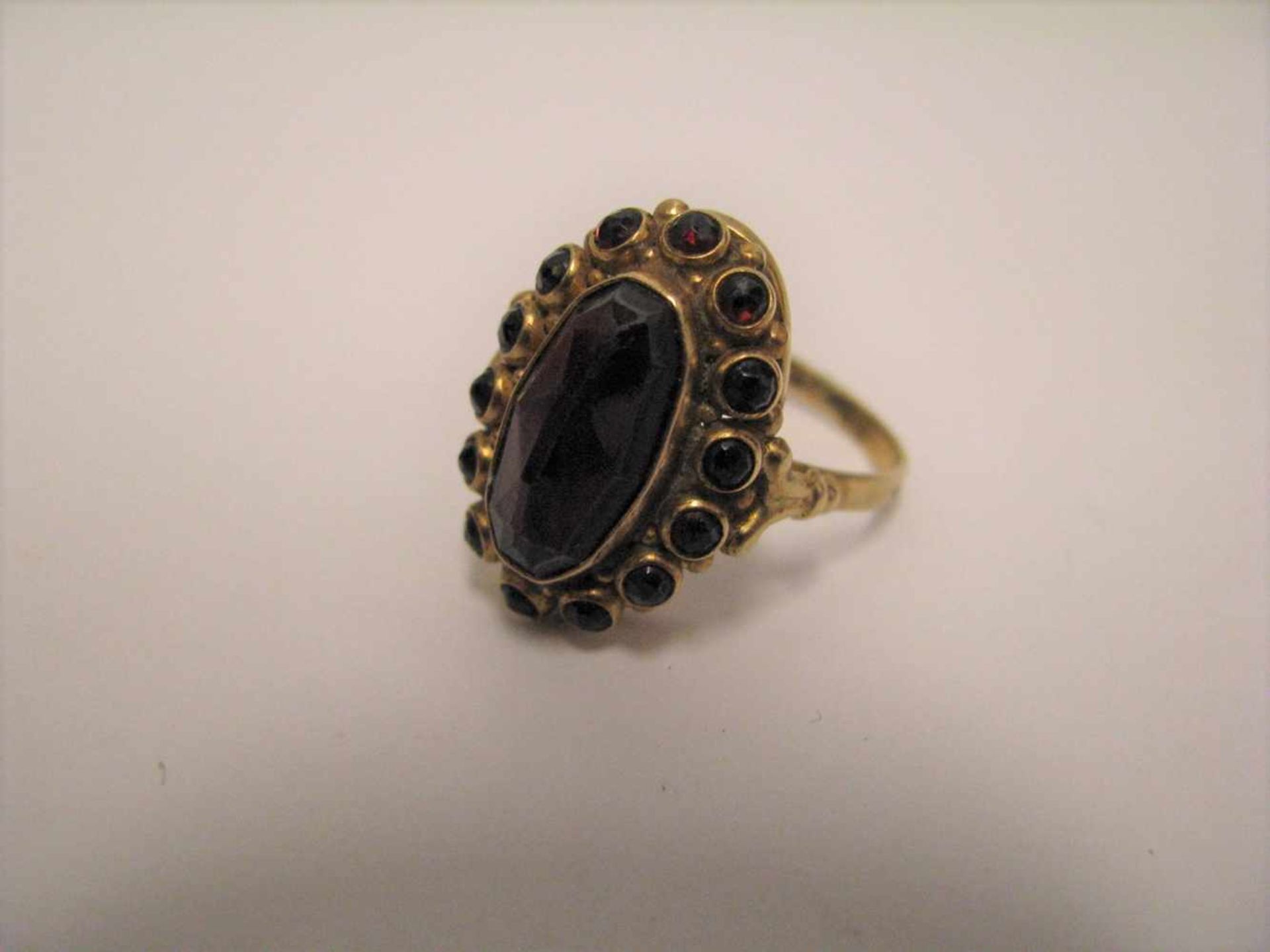 Granat-Ring, um 1900, 585er Gelbgold, gepunzt, 4,6 g, Ringgr. 59.- - -19.00 % buyer's premium on the