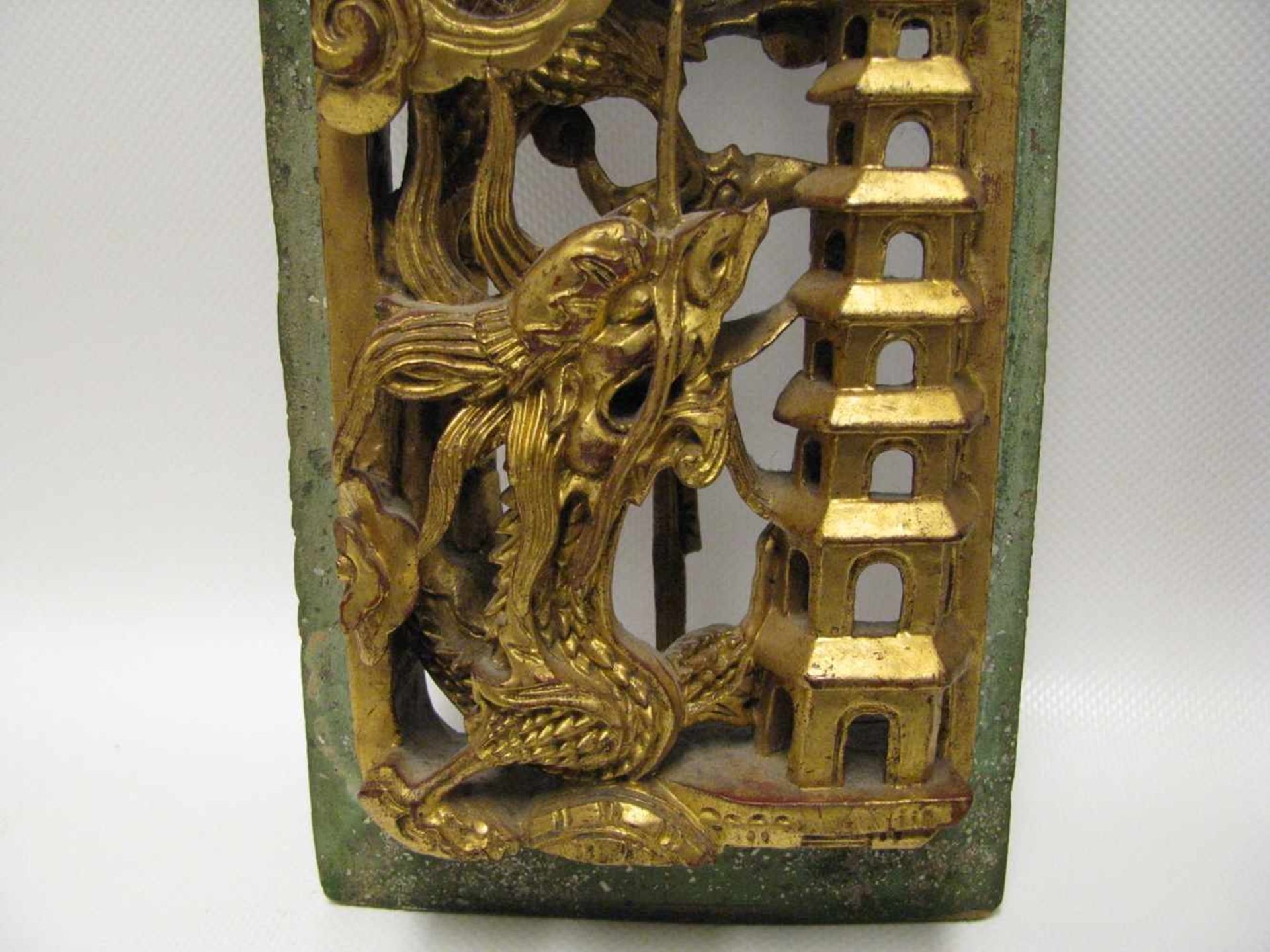 Schnitzerei, China, 19. Jahrhundert, Edelholz fein beschnitzt mit Darstellungen von Drachen, - Bild 2 aus 4