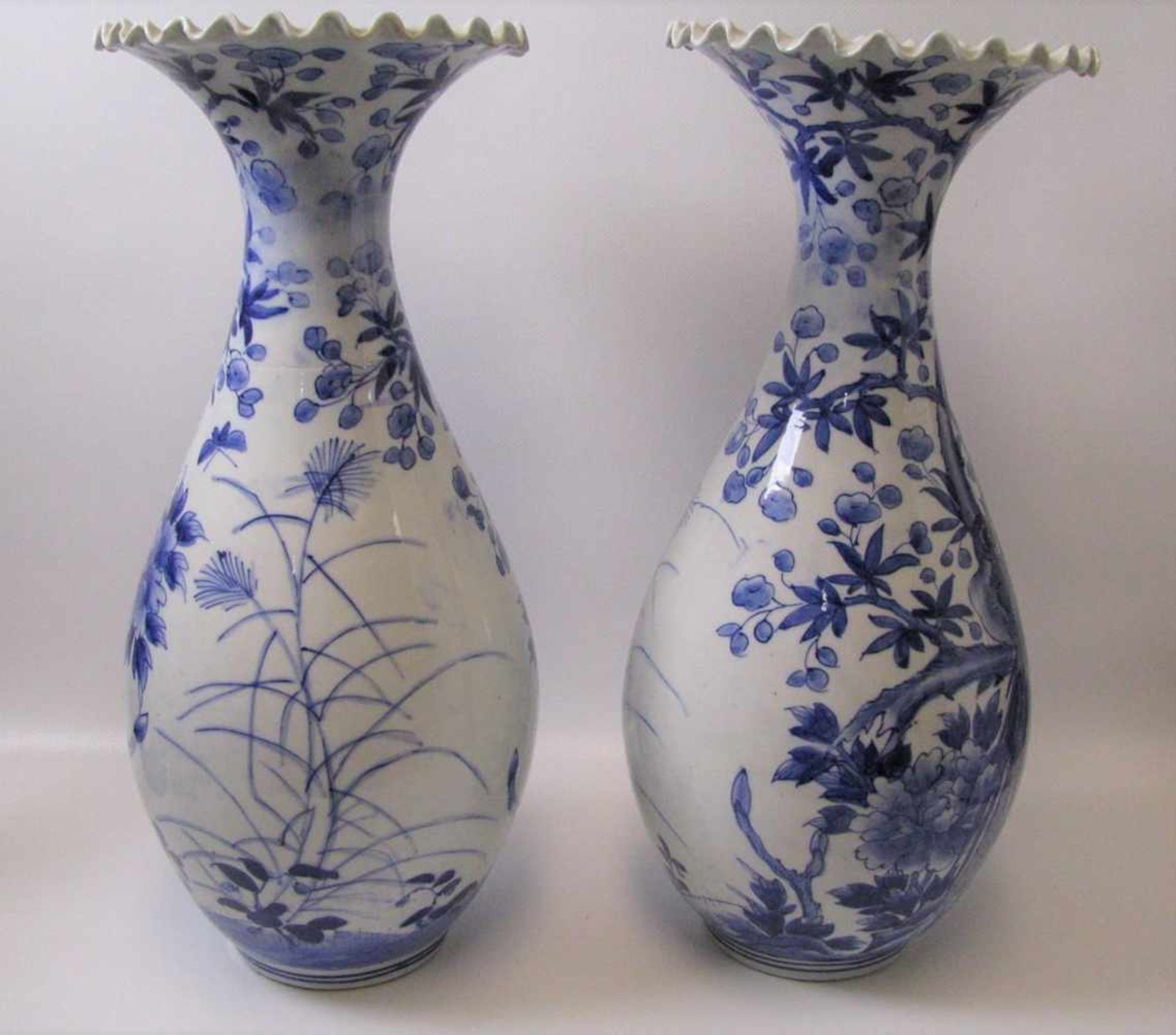 2 Vasen, Japan, Porzellan mit blauer Blüten- und Vogelmalerei, gewellter Rand, 6-Zeichen-Marke, h 40 - Image 2 of 3