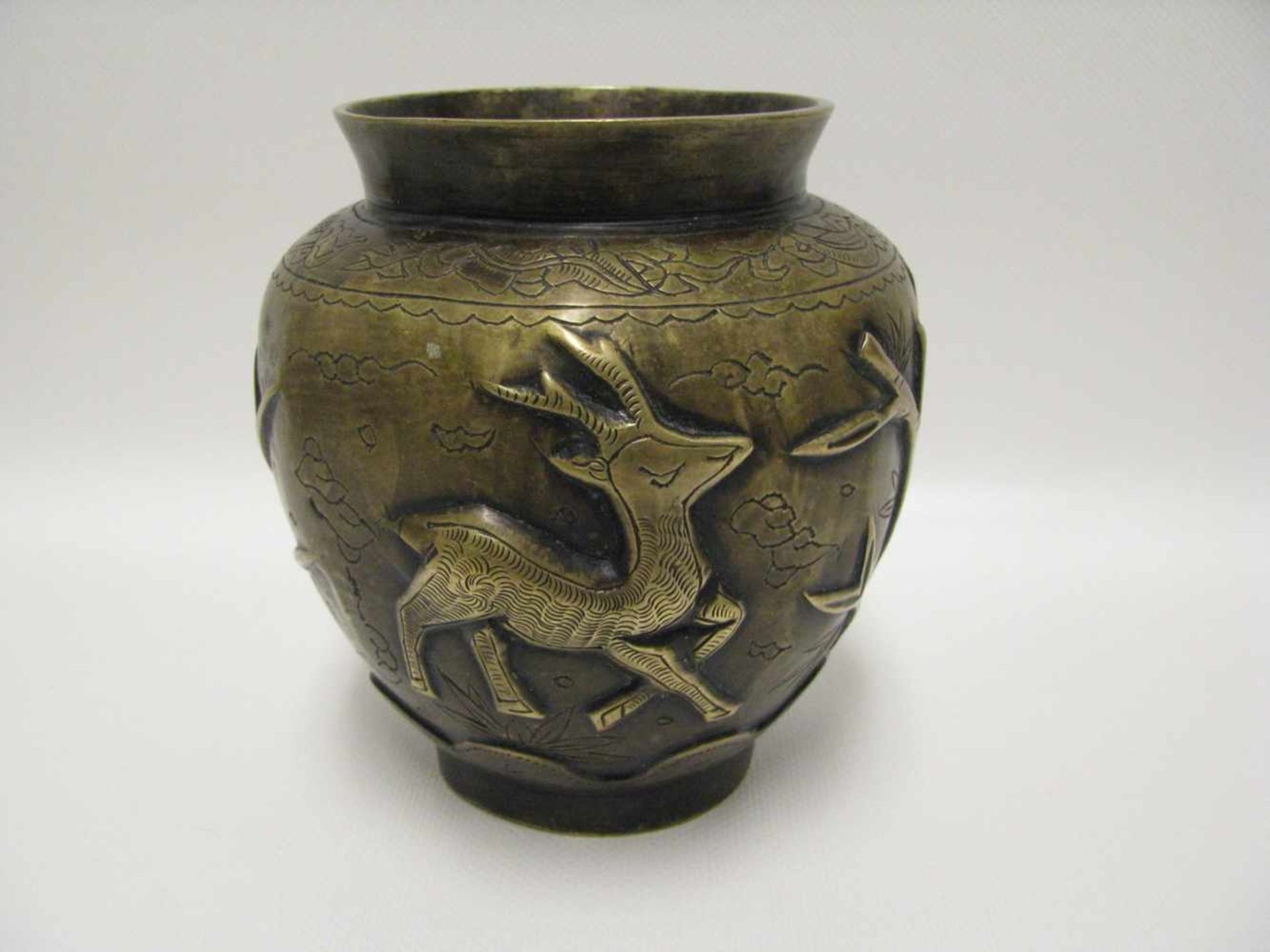 Vase, China, 1. Hälfte 20. Jahrhundert, Bronze mit umlaufendem Reliefdekor von Reh und Reiher,