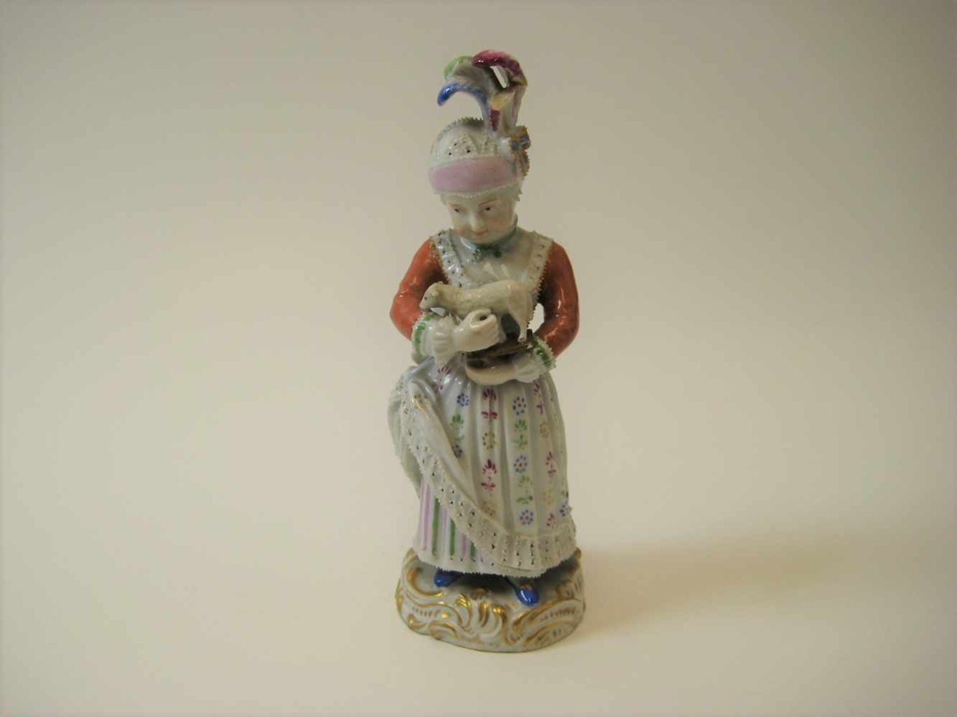Porzellanfigur, Mädchen mit Spielzeugschaf, 19. Jahrhundert, Weißporzellan mit polychromer Bemalung,
