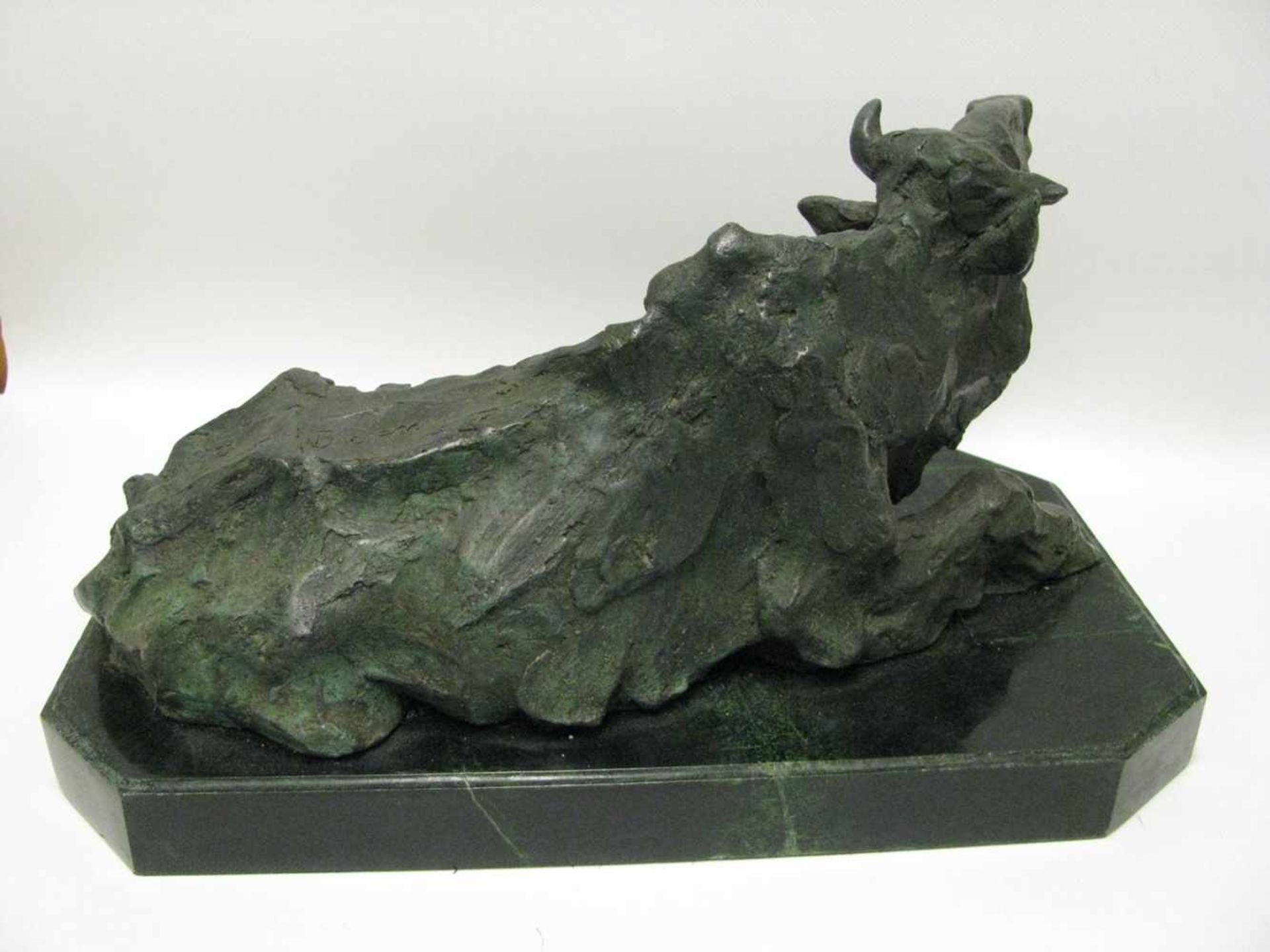 Unles.sign., Liegender Stier, Bronze patiniert, grünlicher Marmorsockel, 26 x 45 x 26 cm.- - -19. - Bild 2 aus 3