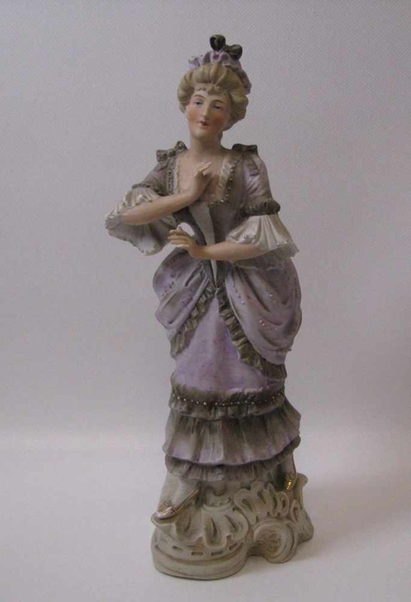 Porzellanfigur, Stehendes Mädchen, um 1900, Biskuitporzellan mit polychromer Bemalung, ungem., h