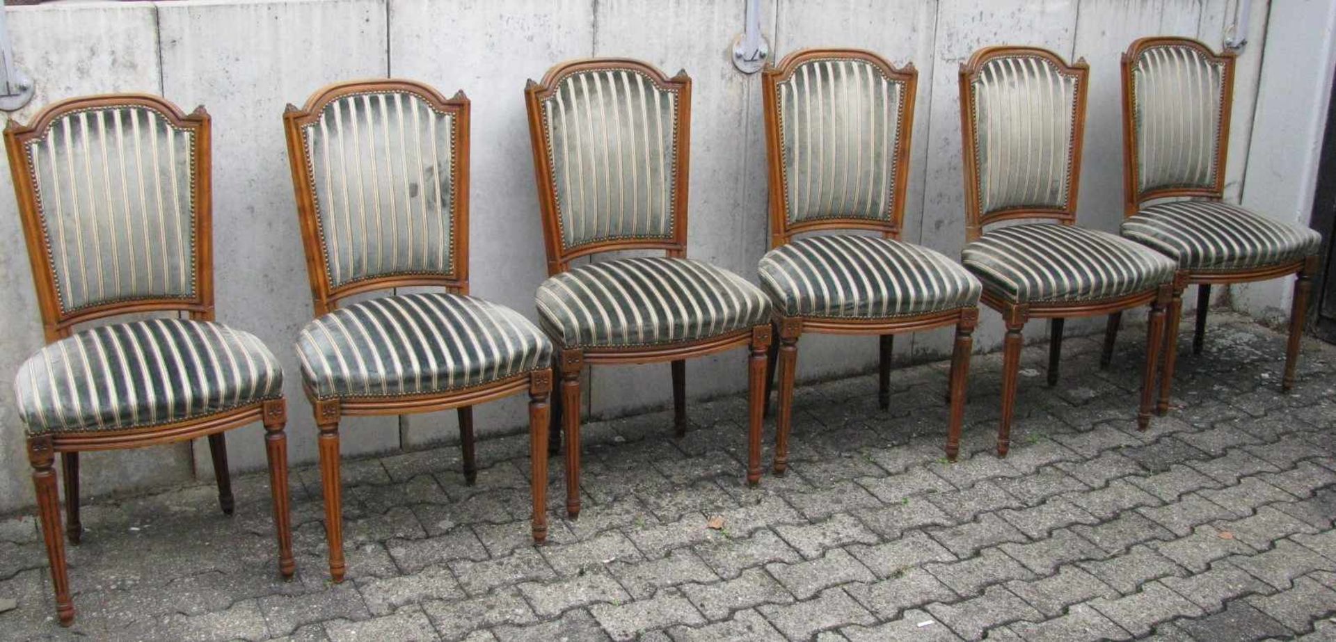 Esstisch mit 6 Stühlen, Louis-XVI.-Stil, Buchenholz beschnitzt, Stühle mit Veloursbezug, Tisch