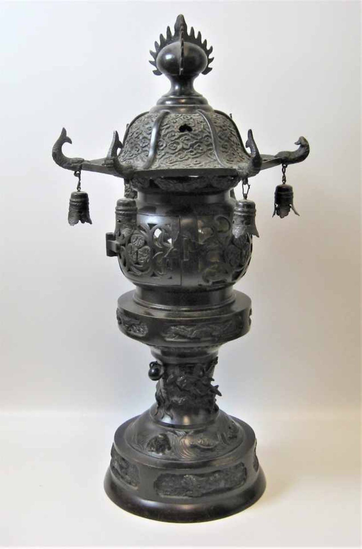 Lampe, China, um 1900, Bronze reich verziert, h 48 cm, d 24,5 cm.- - -19.00 % buyer's premium on the