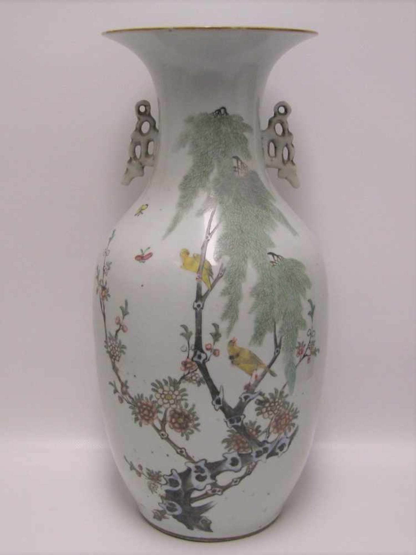 Vase, China, um 1900, Porzellan mit polychromer Blüten- und Vogelmalerei, unsign., h 44 cm, d 20