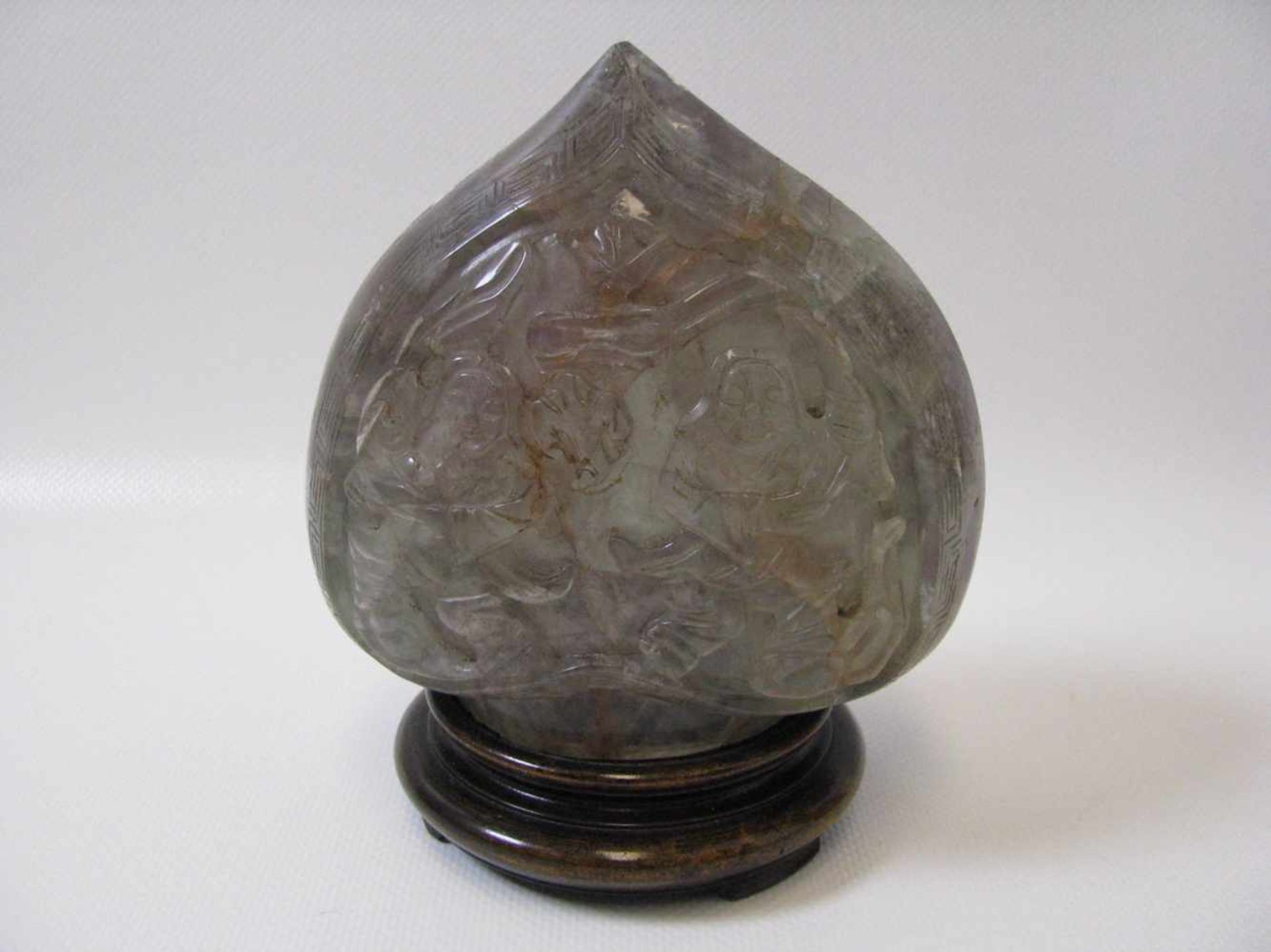 Vase, China, grünlich-violetter Fluorit in Herzform geschliffen und beschnitzt mit - Bild 2 aus 3