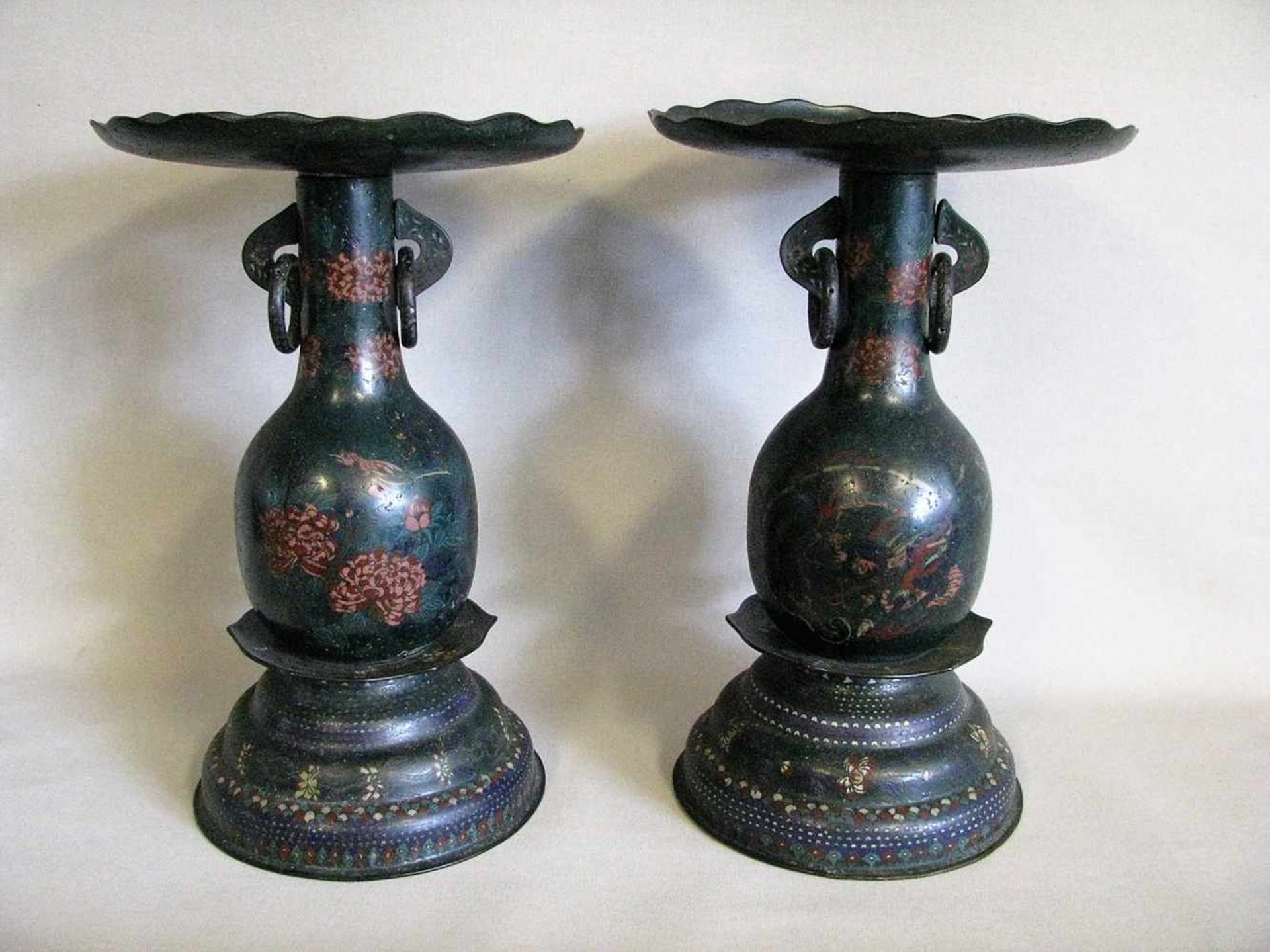 2 seltene Räuchergefäße, China, 18./19. Jahrhundert, farbiges Cloisonné mit Blüten- und