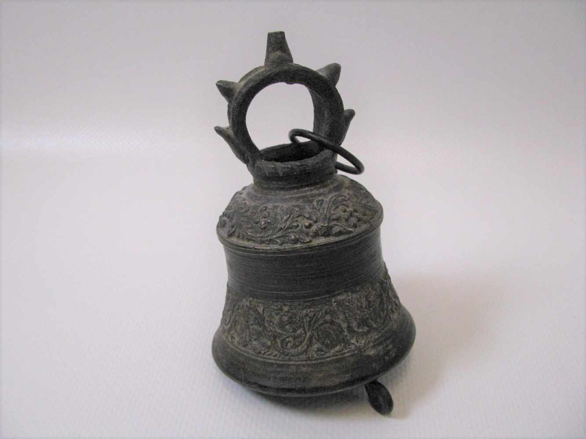 Glocke, Tibet/Nepal, antik, Bronze mit reicher Verzierung, 9 x 6 cm.- - -19.00 % buyer's premium