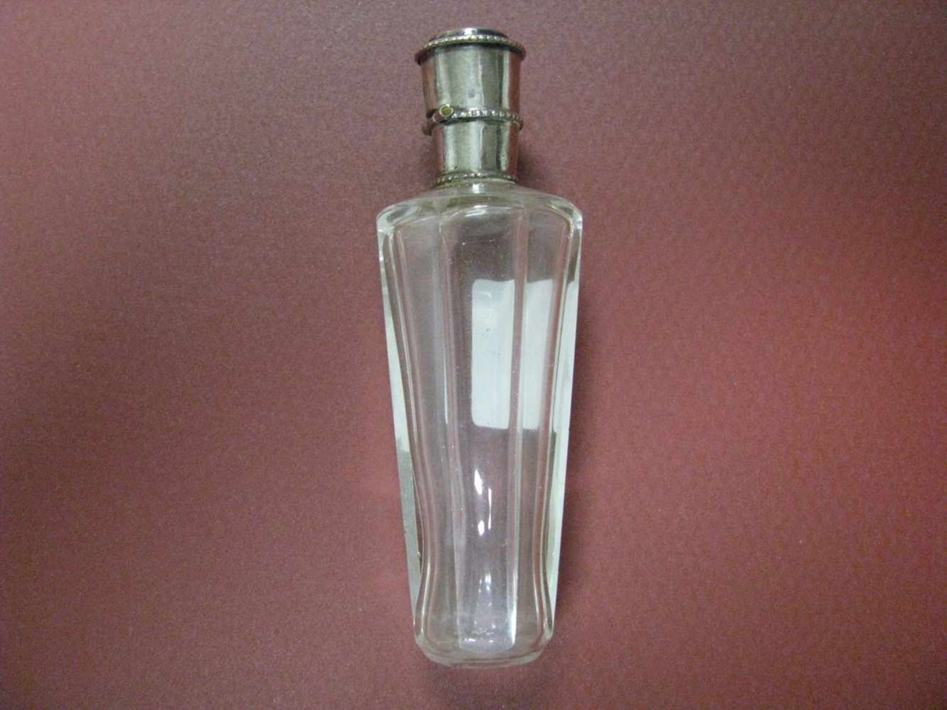 Parfumflakon, 19. Jahrhundert, Bleikristall beschliffen, Silbermontur, Stöpsel fehlt, h 9 cm, d 3