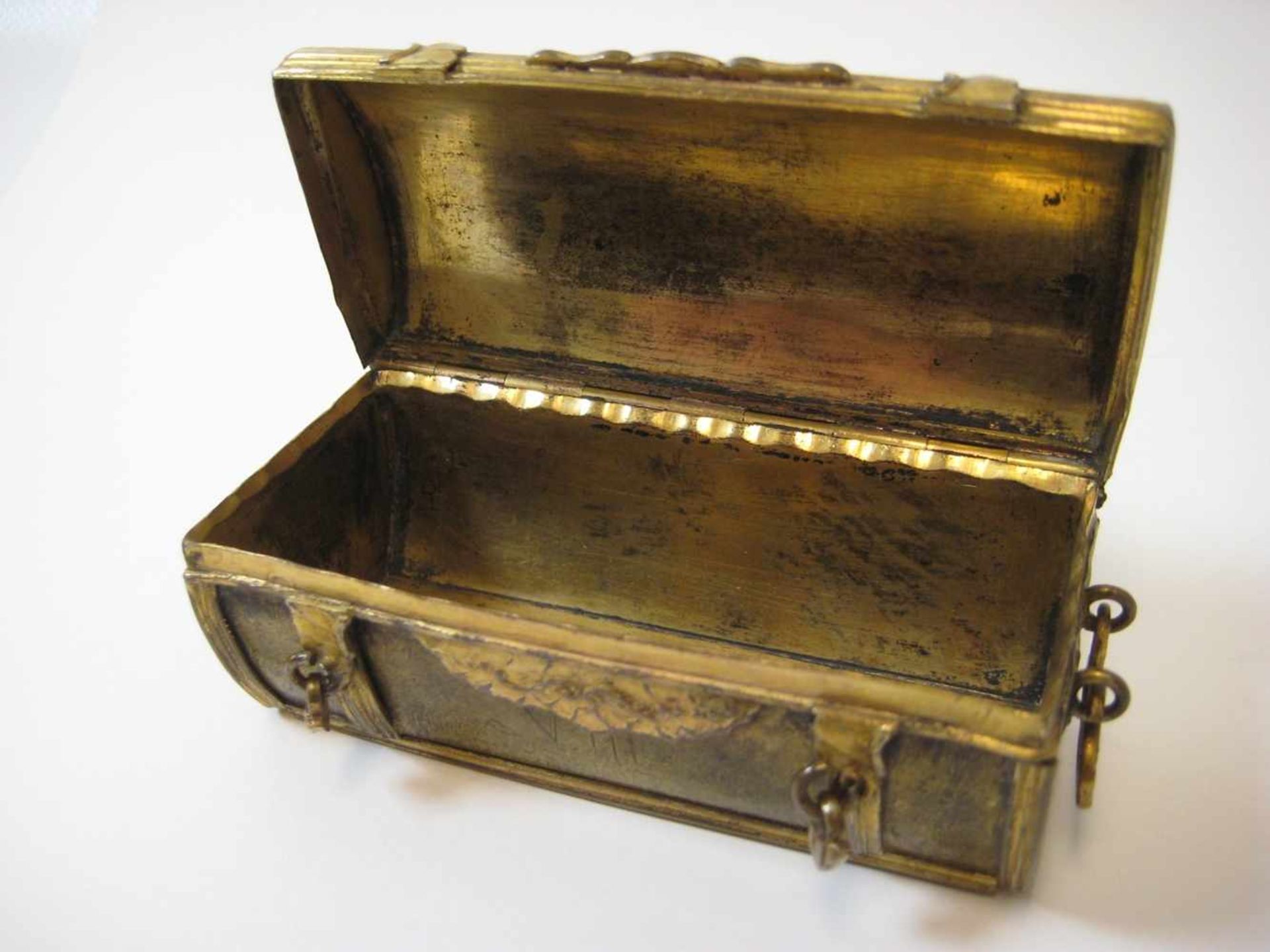 Miniatur-Truhe, 18. Jahrhundert, Metall mit Feuervergoldung, 3,3 x 8 x 4 cm.- - -19.00 % buyer's - Image 2 of 3