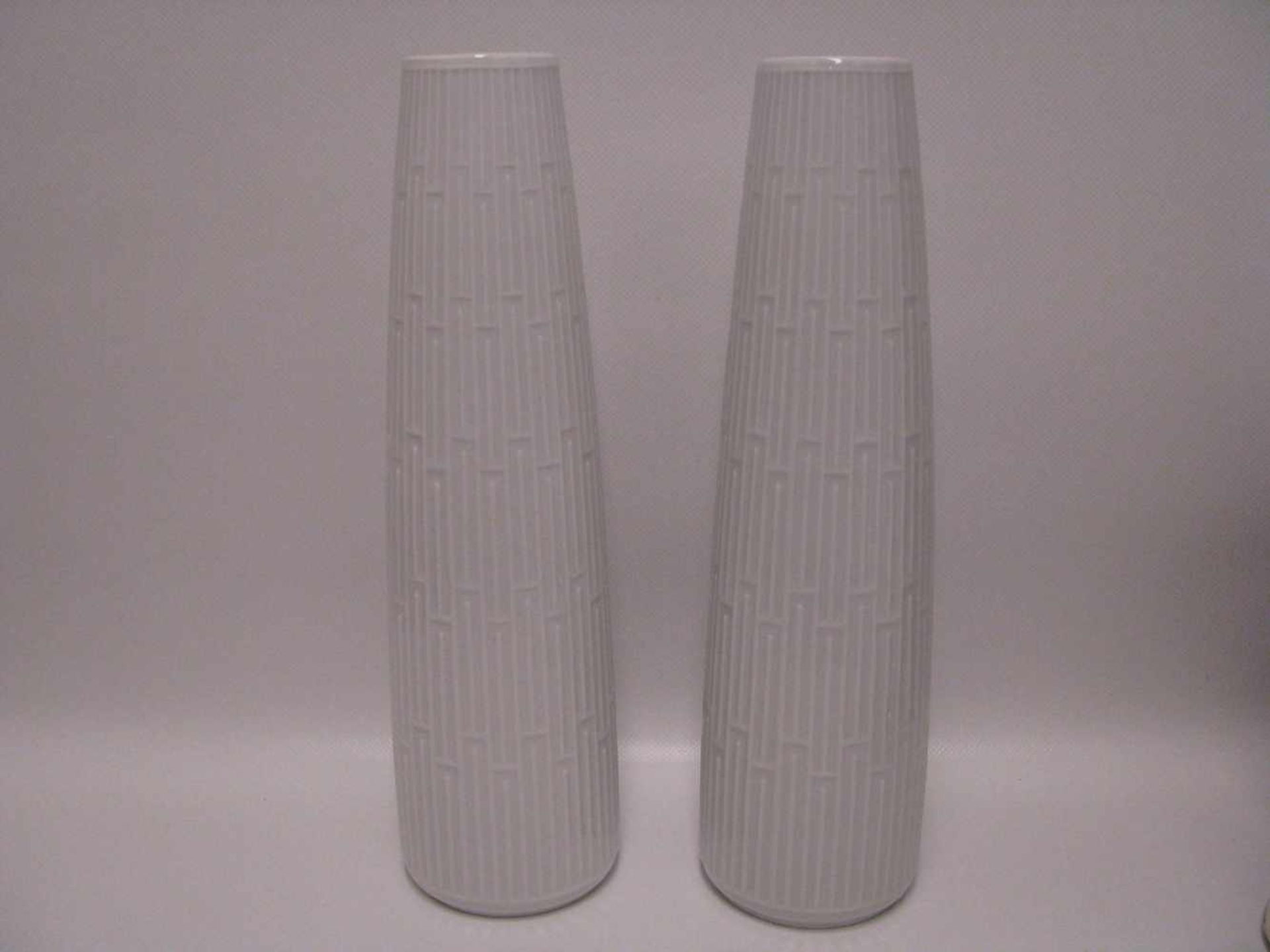 2 Vasen, Meissen, Entwurf Ernst Merz, Weißporzellan mit geometrischem Reliefdekor,