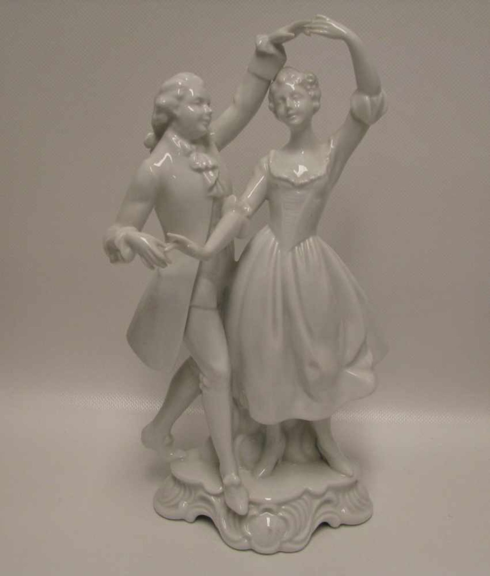 Porzellangruppe, Tanzendes Paar, Thüringen, Weißporzellan, ungem., Finger best., h 30,5 cm, d 17