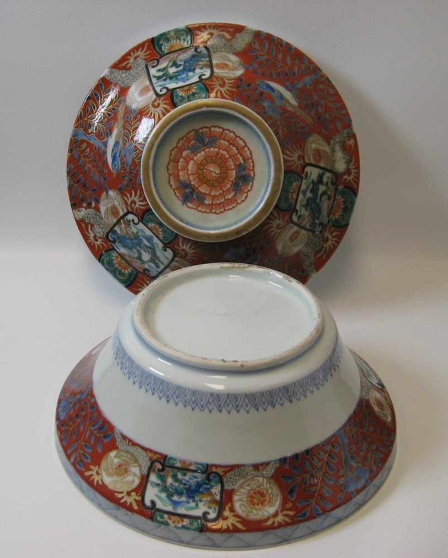 Deckeldose, Japan, Imari, 19. Jahrhundert, Porzellan mit polychromer Bemalung, h 18 cm, d 27 - Image 3 of 3