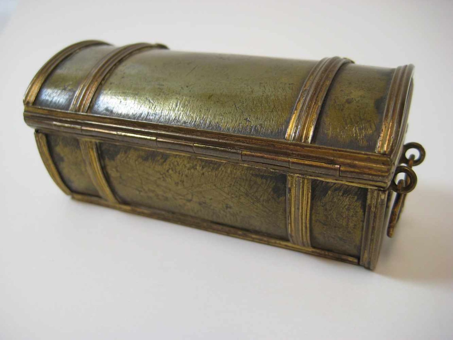 Miniatur-Truhe, 18. Jahrhundert, Metall mit Feuervergoldung, 3,3 x 8 x 4 cm.- - -19.00 % buyer's - Image 3 of 3