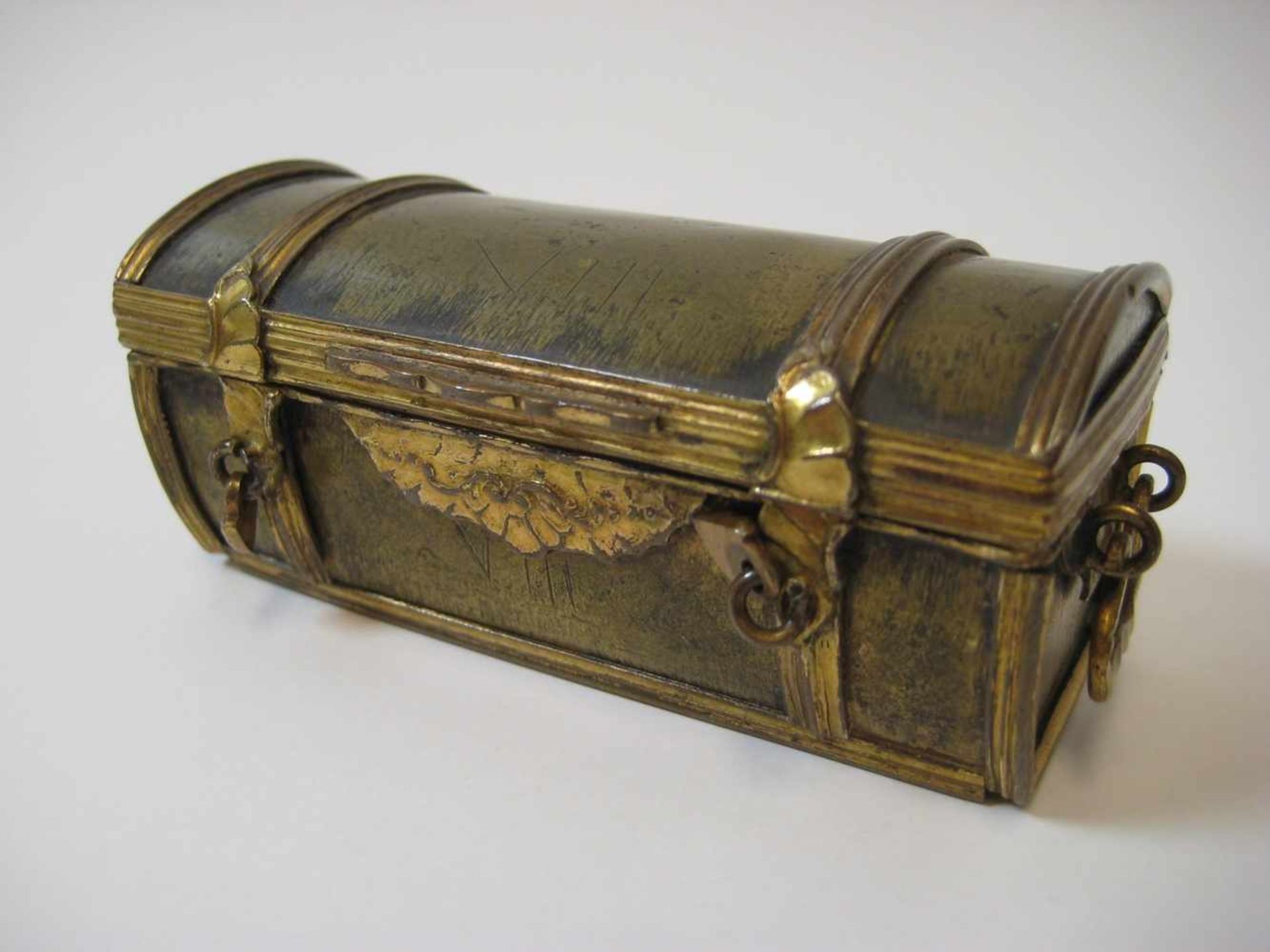 Miniatur-Truhe, 18. Jahrhundert, Metall mit Feuervergoldung, 3,3 x 8 x 4 cm.- - -19.00 % buyer's