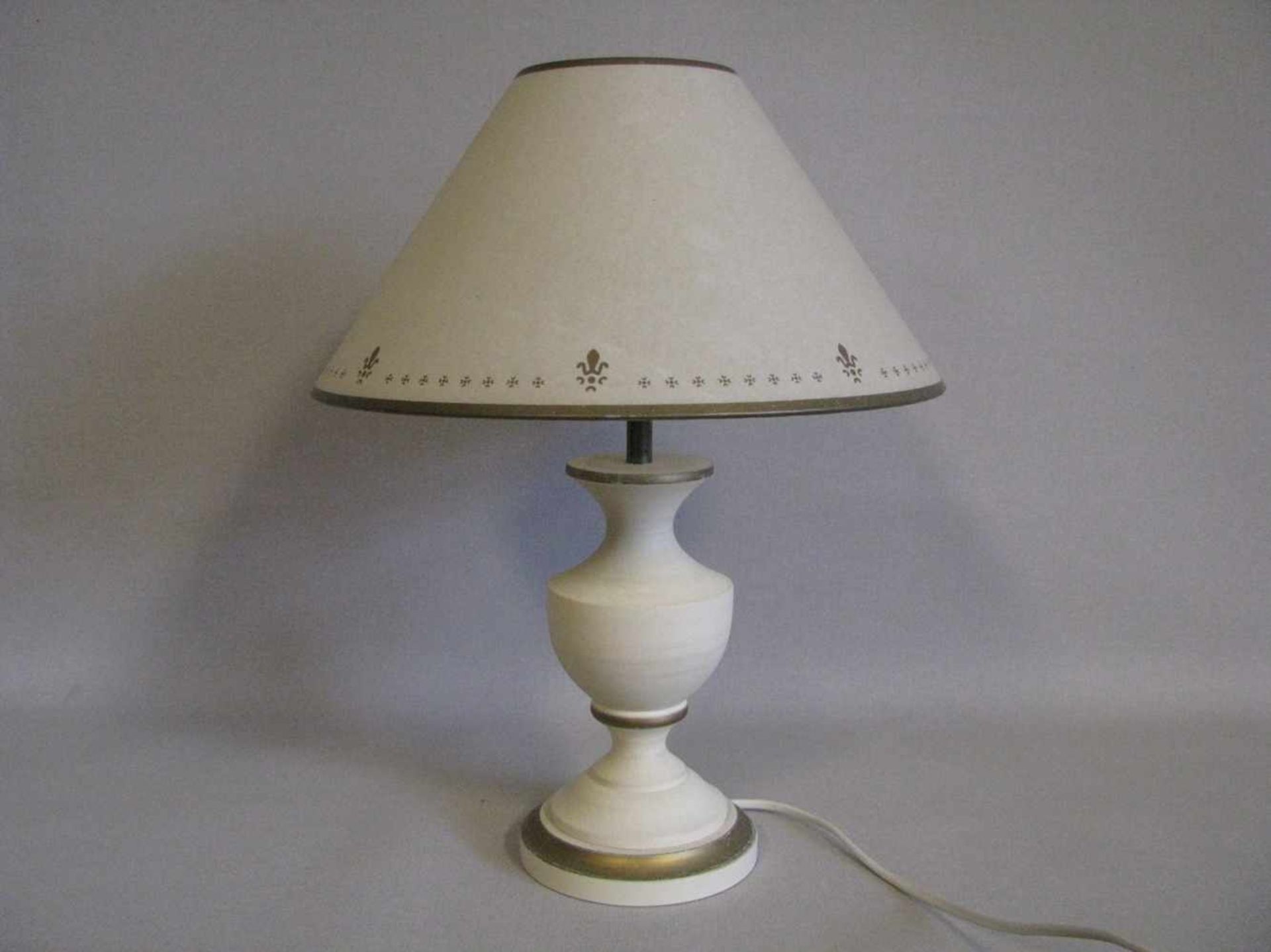 Tischlampe, Laura Ashley, crèmefarben gefasster Holzfuß, einflammig, gem., h 41 cm, d 31 cm.- - -