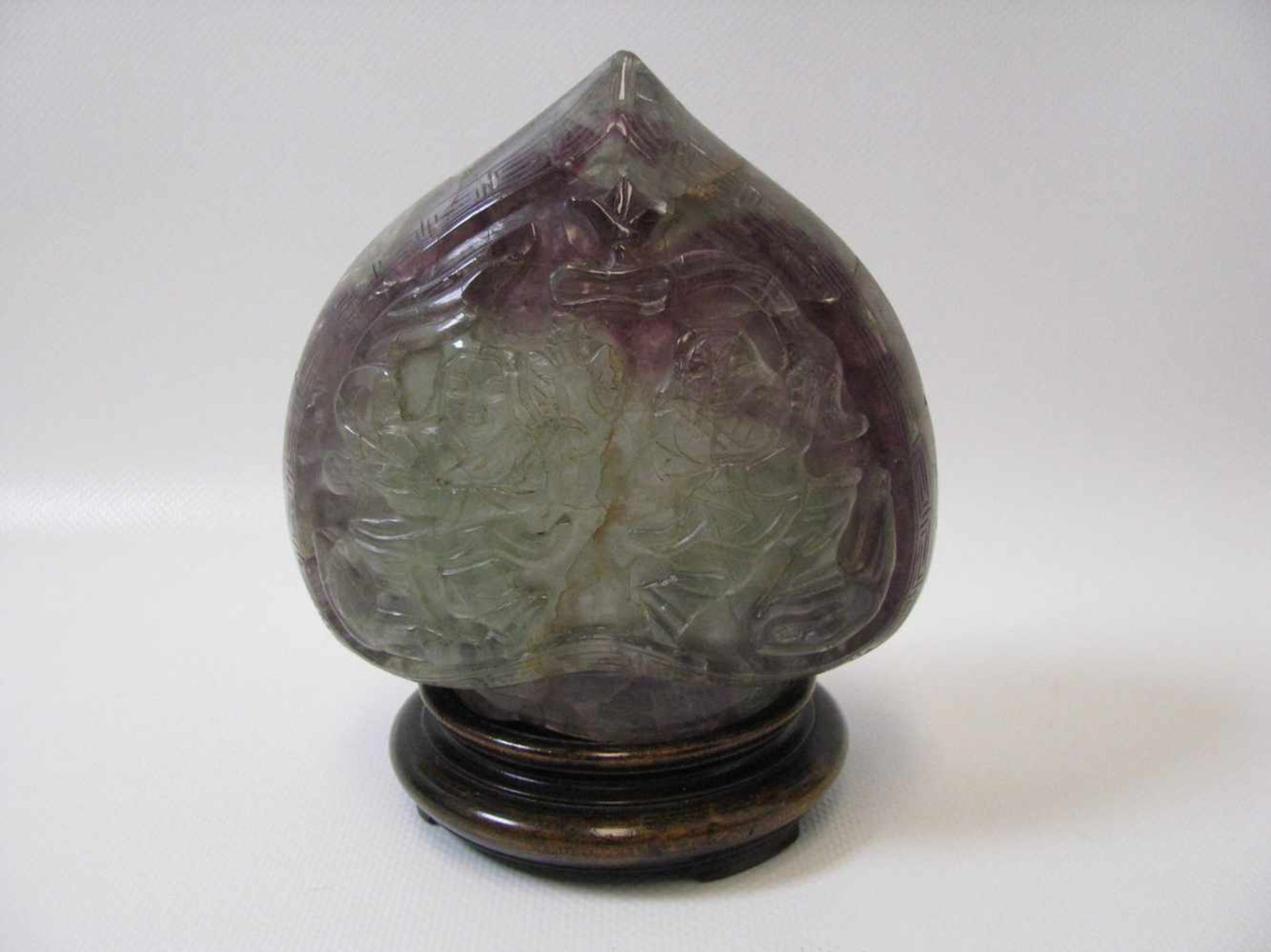 Vase, China, grünlich-violetter Fluorit in Herzform geschliffen und beschnitzt mit